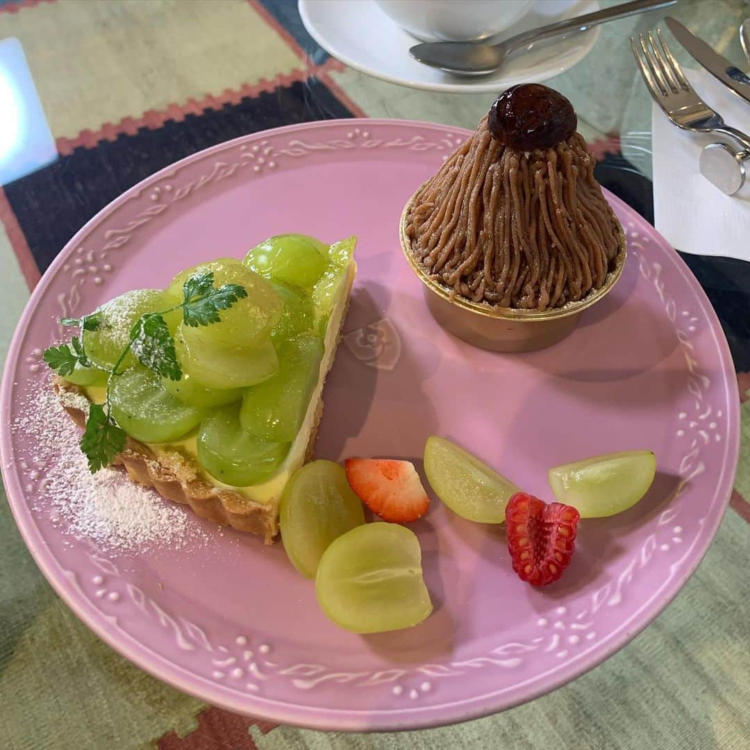 浦口史帆さんのインスタグラム写真 - (浦口史帆Instagram)「#カフェタナカ さんをお借りして収録🍰🍪☕️  瞳キラキラ鈴木アナウンサー(@suzuki_shota_ )と、 座るとお腹が#まんまちゃん みたいになる?!イッチー(@icchy_tokaitv )と一緒に、 今期のドラマなど秋の新番組をご紹介しました🌼 みなさん今期ハマってるドラマはありますか〜🤗🤍  #モンブラン #シャインマスカットタルト #🌰 #🍇 #撮影後に美味しくいただきました #😋」10月20日 20時44分 - uraguchi_shiho