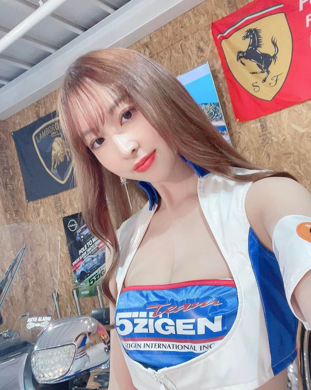 高垣かれんのインスタグラム：「・ 明日はスーパー耐久レースin岡山です！ Team 5ZIGEN 9560 Girlsも サーキットへいきます〜✨  土曜日のスケジュール💁‍♀️ 13:35～14:25  Aドライバー予選  14:30～14:40  チームPRステージ　　　 14:35～15:05  Cドライバー予選 15:15〜15:35  Dドライバー予選 16:50～16:30  Bドライバー予選 . . #team5zigen9560girl #cafe9560  #被写体モデル  #モデル #レースクイーン  #japanesegirl #japanesemodel #时装 #오오티디 #대일리룩 #얼짱 #셀피 #漂亮」