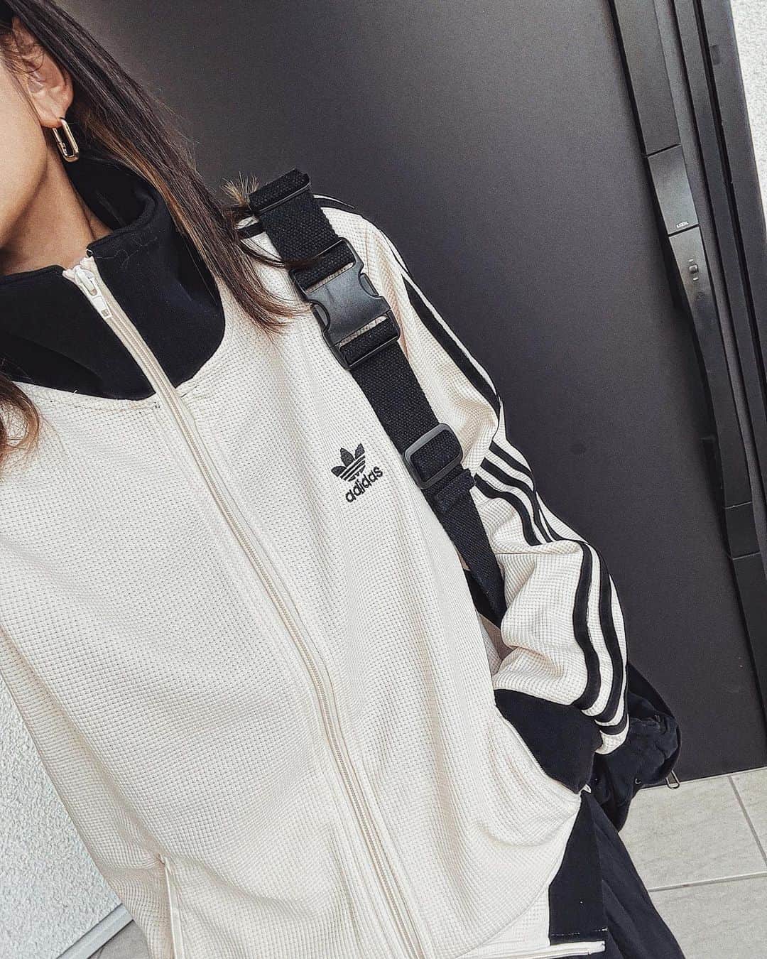のインスタグラム：「@adidasoriginals の #ワッフルトラックジャケット  待ちに待ったのに サイズミス😇S小さかったー  ジャストすぎて...もう少しゆったりした シルエットが好き〜🙃  #ファッション#コーデ#今日の服#今日のコーデ#ママ#ママコーデ#ママファッション#プチプラコーデ#カジュアルコーデ#プチプラ#足元倶楽部#大人カジュアル#3児ママ#コーデ記録#着回しコーデ#160cm#韓国ファッション#産後#産後ダイエット#アディダス#adidas#トラックジャケット」