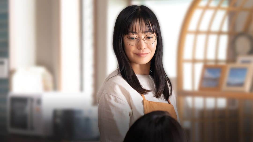 のインスタグラム：「◆配信開始 『ゆりあ先生の赤い糸』（日本）  菅野美穂 出演。入江喜和原作。  売れない小説家を夫にもつ主婦・伊沢ゆりあ（菅野美穂）はごくごく平凡な日々を送っていた。 しかし突然、夫が要介護状態に!? さらに夫の“彼氏”、“彼女”、“隠し子”と同居開始!?  タフで明るく平凡な主婦が、急転直下な人生を果敢に切り拓く。  #ゆりあ先生の赤い糸 #菅野美穂  #drama #japanesedrama  #ネトフリ #ネットフリックス #netflix」
