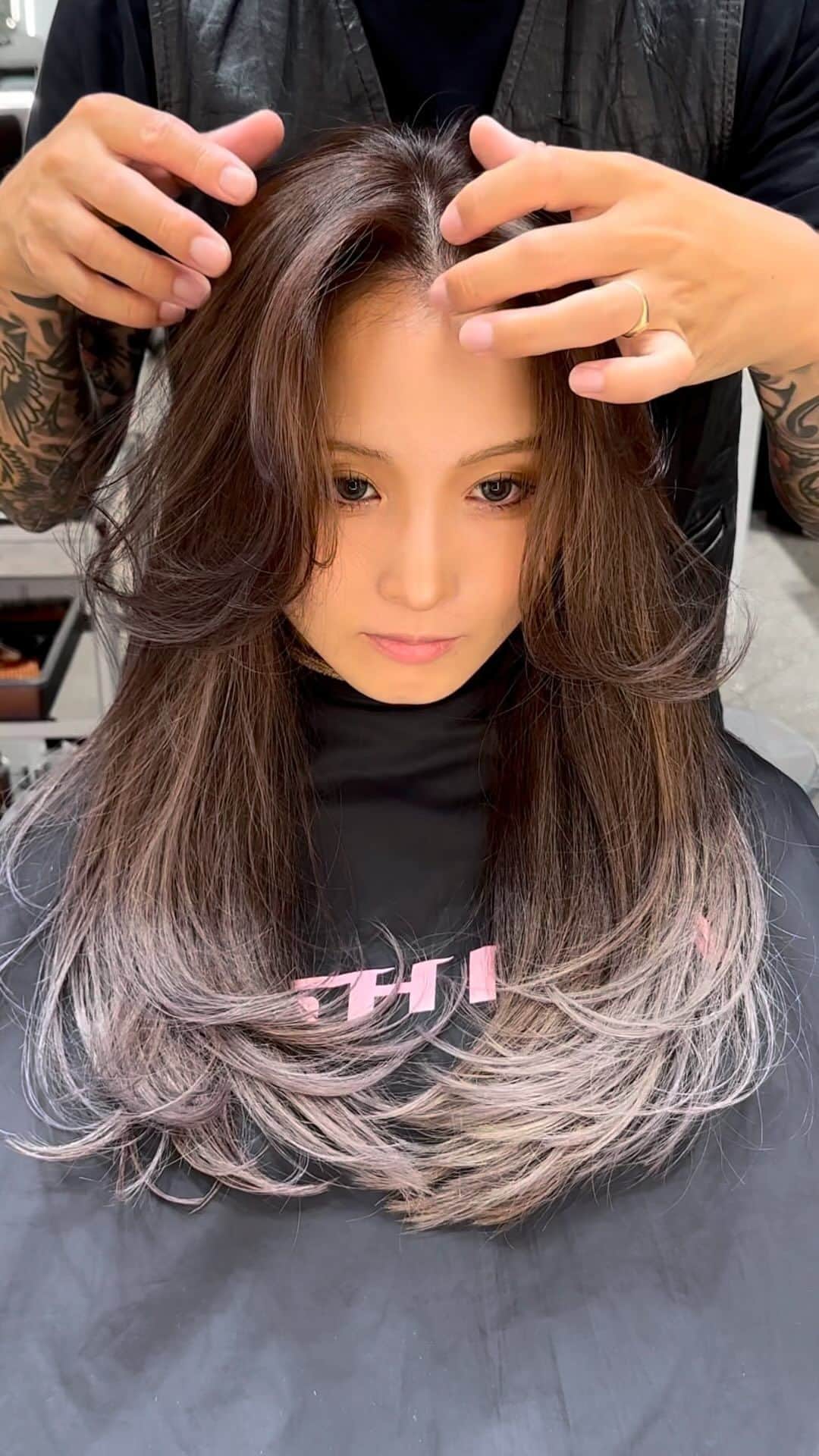 神能裕貴のインスタグラム：「重ためベースに顔周りは動きのあるButterflyhair🦋 カラーはランダムなハイライトにラベンダービーチをon!  #butterflyhair #butterflyhairclips  #butterflycut #layeredcut」