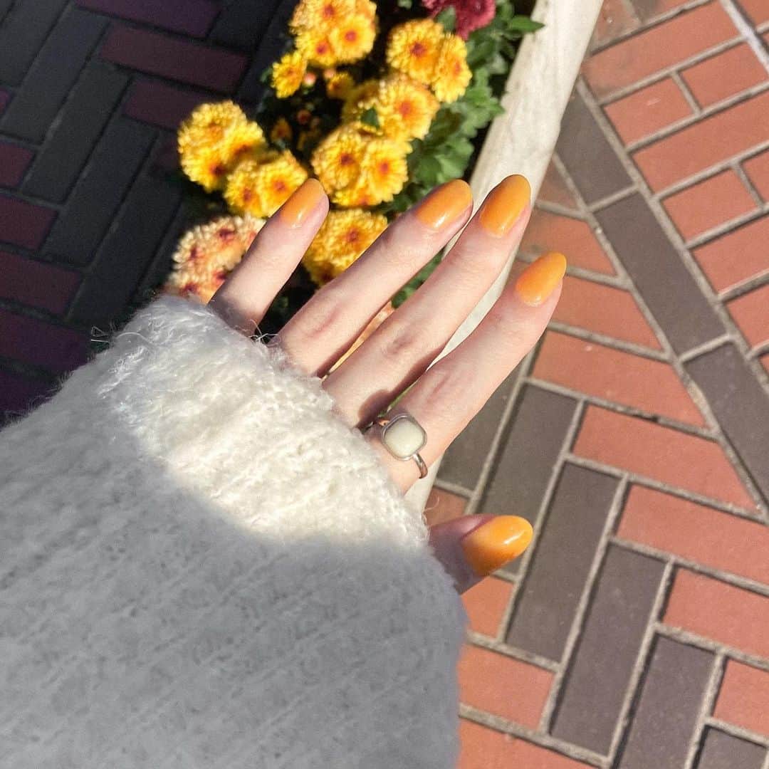 末原玲衣のインスタグラム：「久しぶりのネイル投稿 ⁡ 週末の予定のためにオレンジネイル🍊 いつもピンクばっかりだから新鮮！美味しそう ⁡ いまのところジェルで1番ありがたいのは 乾いてるかどうか心配しなくていいところかな、 いまだに癖で塗りたては 付けないように動いちゃうけどね〜👶🏻 ⁡ ⁡ セルフジェルの冒険は続く🐕」