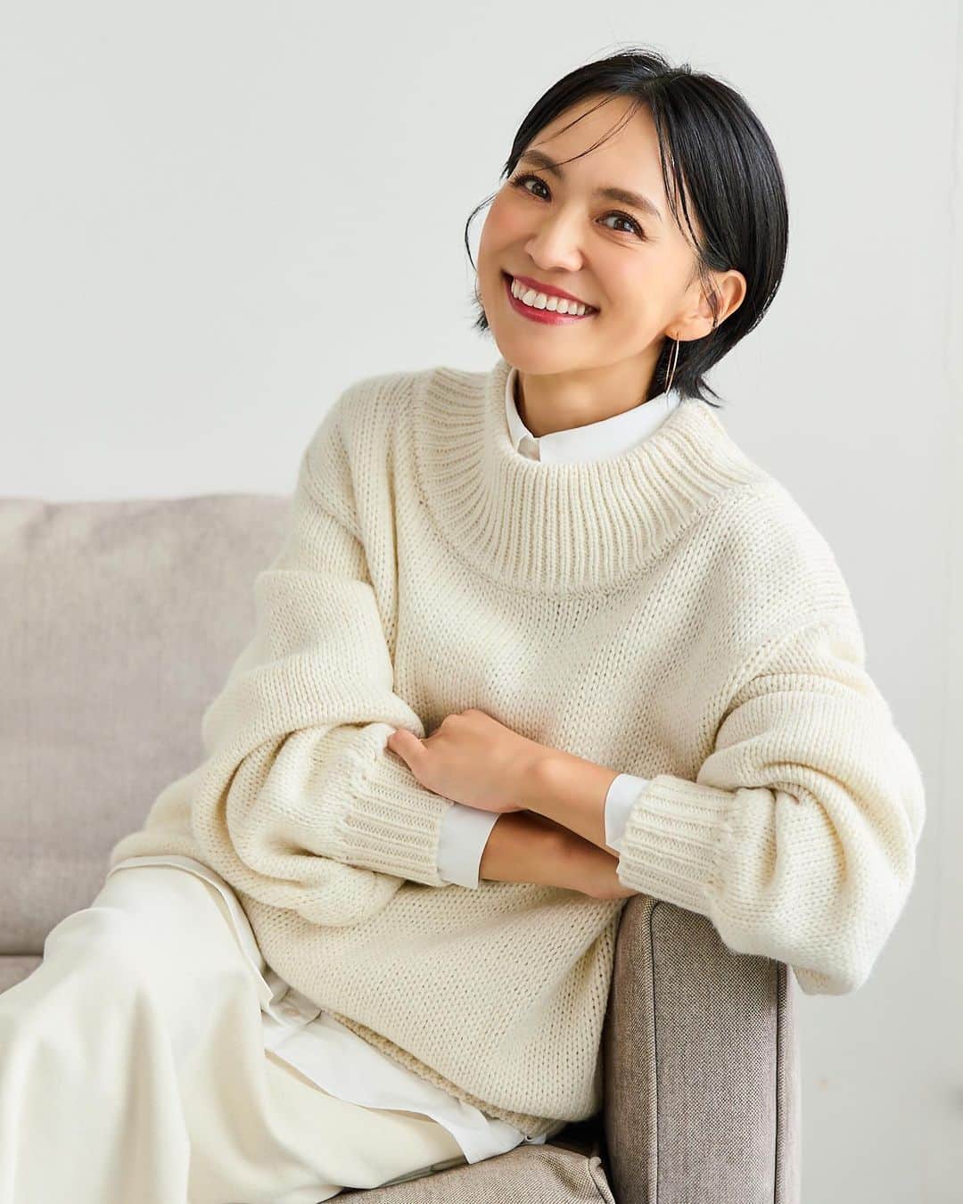二宮こずえさんのインスタグラム写真 - (二宮こずえInstagram)「. みんなお待たせーーー！！ 秋冬最後の @fifth_store さんとの 第二弾のコラボが発売になったよ♡  今回のアイテムは全6点！ 第一弾のアイテムとの組み合わせバッチリなアイテムたち👏 大人世代のみんなにオススメ〜  📷1枚目/2枚目 秋冬に絶対着たいブラック&オフホワイトの 首元と袖のたぽっと感がかわいい ざっくり編みニット #ハイネックボリュームニット  📷3枚目 深めのVが特徴なシンプルなカーディガン だからこそお手持ちのアイテムとも相性抜群 #ブークレニットカーディガン  📷4枚目 シワになりにくくサラッと着心地の良いシャツ １枚で着てももちろんOK 今回のハイネックボリュームニットと合わせても 第一弾コラボのショート丈スウェットプルオーバーと合わせても かっこよく着られるサイジングにこだわった1枚 #ベーシックシンプルシャツ  📷5枚目 #ジャガードラップナロースカート 📷6枚目 #ハイウエストストレートパンツ 📷7枚目 #ラップナロースカート それぞれ別売りなんだけど どれを組み合わせてもOKな ラップスカート2種類とパンツ ジャガードラップナロースカートは とにかくこれだけでおしゃれ見え間違いない ぜひパンツとのレイヤードを楽しんでほしい！！  今回も素材やシルエットに こだわりを詰め込みました そしてコラボアイテム同士で 組み合わせて着ていただけるように作りました  サイズ展開や色違い、着回しは YouTubeでご紹介してます もちろん今回もあるわよ お得なクーポン♡  📣　10月23日（月）23:59まで １点ご購入→30％オフクーポン ２点ご購入→35%オフクーポン ３点以上のご購入→40%オフクーポン  ぜひYouTubeをチェックしてね！  #PR #fifth  #フィフス #fifthtl #フィフスタイル  #153cm  #153cmコーデ」10月20日 20時47分 - cozue_n