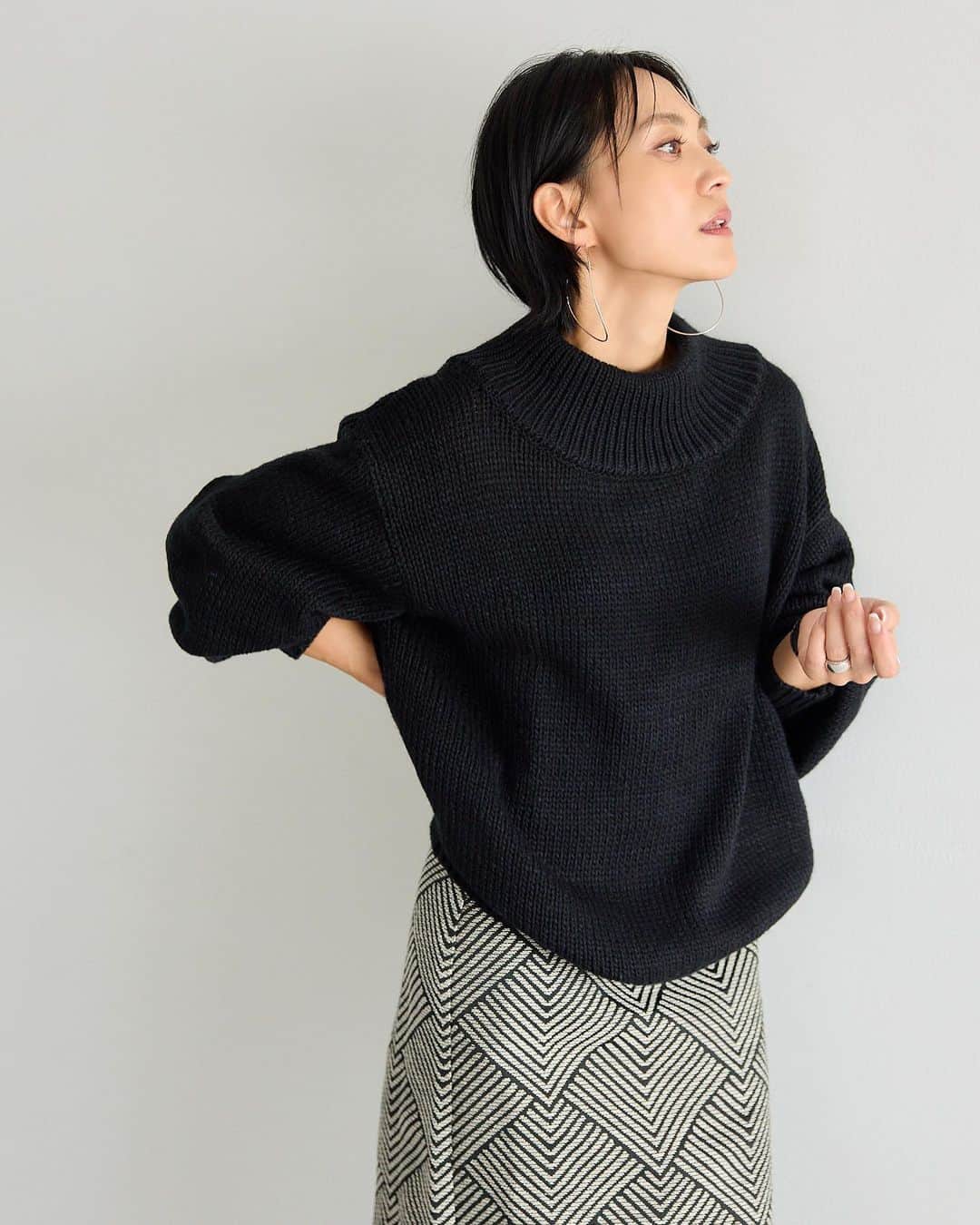 二宮こずえのインスタグラム：「. みんなお待たせーーー！！ 秋冬最後の @fifth_store さんとの 第二弾のコラボが発売になったよ♡  今回のアイテムは全6点！ 第一弾のアイテムとの組み合わせバッチリなアイテムたち👏 大人世代のみんなにオススメ〜  📷1枚目/2枚目 秋冬に絶対着たいブラック&オフホワイトの 首元と袖のたぽっと感がかわいい ざっくり編みニット #ハイネックボリュームニット  📷3枚目 深めのVが特徴なシンプルなカーディガン だからこそお手持ちのアイテムとも相性抜群 #ブークレニットカーディガン  📷4枚目 シワになりにくくサラッと着心地の良いシャツ １枚で着てももちろんOK 今回のハイネックボリュームニットと合わせても 第一弾コラボのショート丈スウェットプルオーバーと合わせても かっこよく着られるサイジングにこだわった1枚 #ベーシックシンプルシャツ  📷5枚目 #ジャガードラップナロースカート 📷6枚目 #ハイウエストストレートパンツ 📷7枚目 #ラップナロースカート それぞれ別売りなんだけど どれを組み合わせてもOKな ラップスカート2種類とパンツ ジャガードラップナロースカートは とにかくこれだけでおしゃれ見え間違いない ぜひパンツとのレイヤードを楽しんでほしい！！  今回も素材やシルエットに こだわりを詰め込みました そしてコラボアイテム同士で 組み合わせて着ていただけるように作りました  サイズ展開や色違い、着回しは YouTubeでご紹介してます もちろん今回もあるわよ お得なクーポン♡  📣　10月23日（月）23:59まで １点ご購入→30％オフクーポン ２点ご購入→35%オフクーポン ３点以上のご購入→40%オフクーポン  ぜひYouTubeをチェックしてね！  #PR #fifth  #フィフス #fifthtl #フィフスタイル  #153cm  #153cmコーデ」