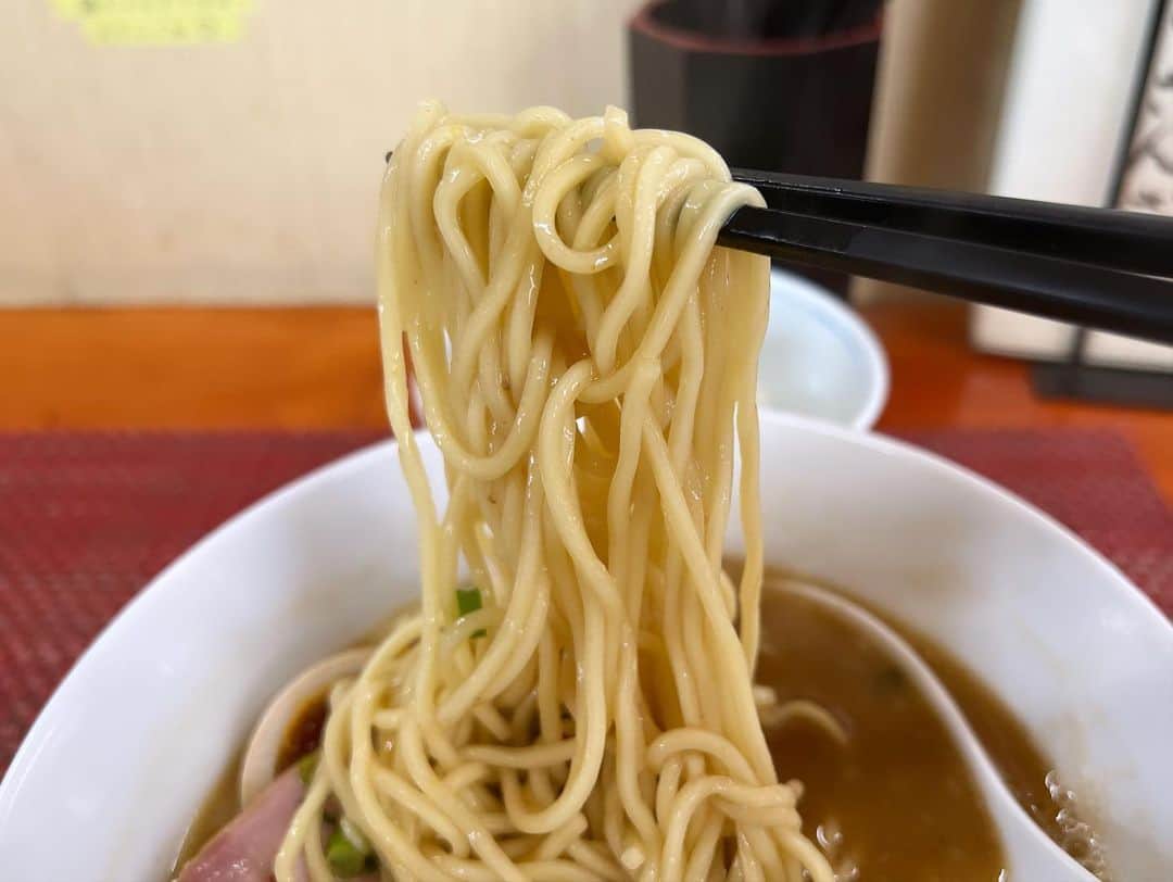 SUSURUさんのインスタグラム写真 - (SUSURUInstagram)「日本料理・京料理30年、ラーメンは15年以上‥ 生涯のほとんどを料理に捧げてきた店主さんが作る京風豚骨ラーメン。 うめえ。スープ完飲してしまいました。 #susuru_tv #福々三座 #八千代市 #千葉 #福々 #皿ワンタン #焼きおにぎり #うまい  #ラーメン #らーめん #ramen #ラーメン部 #ramennoodles #毎日ラーメン生活 #麺スタグラム #japaneseramen #japanramen #foodstagram #foodie #noodles #instanoodle #instaramen #instafood #千葉ラーメン #豚骨ラーメン」10月20日 20時52分 - susuru_tv