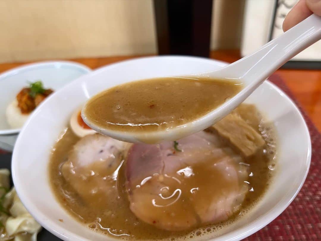 SUSURUさんのインスタグラム写真 - (SUSURUInstagram)「日本料理・京料理30年、ラーメンは15年以上‥ 生涯のほとんどを料理に捧げてきた店主さんが作る京風豚骨ラーメン。 うめえ。スープ完飲してしまいました。 #susuru_tv #福々三座 #八千代市 #千葉 #福々 #皿ワンタン #焼きおにぎり #うまい  #ラーメン #らーめん #ramen #ラーメン部 #ramennoodles #毎日ラーメン生活 #麺スタグラム #japaneseramen #japanramen #foodstagram #foodie #noodles #instanoodle #instaramen #instafood #千葉ラーメン #豚骨ラーメン」10月20日 20時52分 - susuru_tv