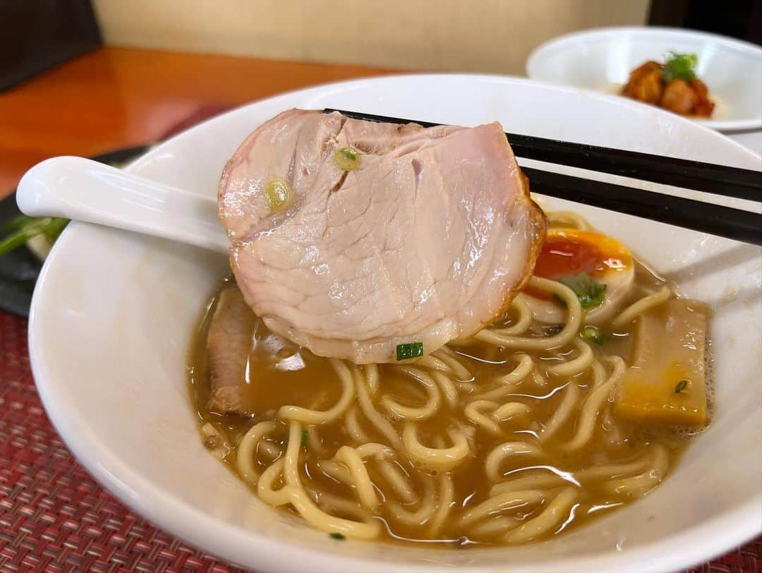 SUSURUさんのインスタグラム写真 - (SUSURUInstagram)「日本料理・京料理30年、ラーメンは15年以上‥ 生涯のほとんどを料理に捧げてきた店主さんが作る京風豚骨ラーメン。 うめえ。スープ完飲してしまいました。 #susuru_tv #福々三座 #八千代市 #千葉 #福々 #皿ワンタン #焼きおにぎり #うまい  #ラーメン #らーめん #ramen #ラーメン部 #ramennoodles #毎日ラーメン生活 #麺スタグラム #japaneseramen #japanramen #foodstagram #foodie #noodles #instanoodle #instaramen #instafood #千葉ラーメン #豚骨ラーメン」10月20日 20時52分 - susuru_tv