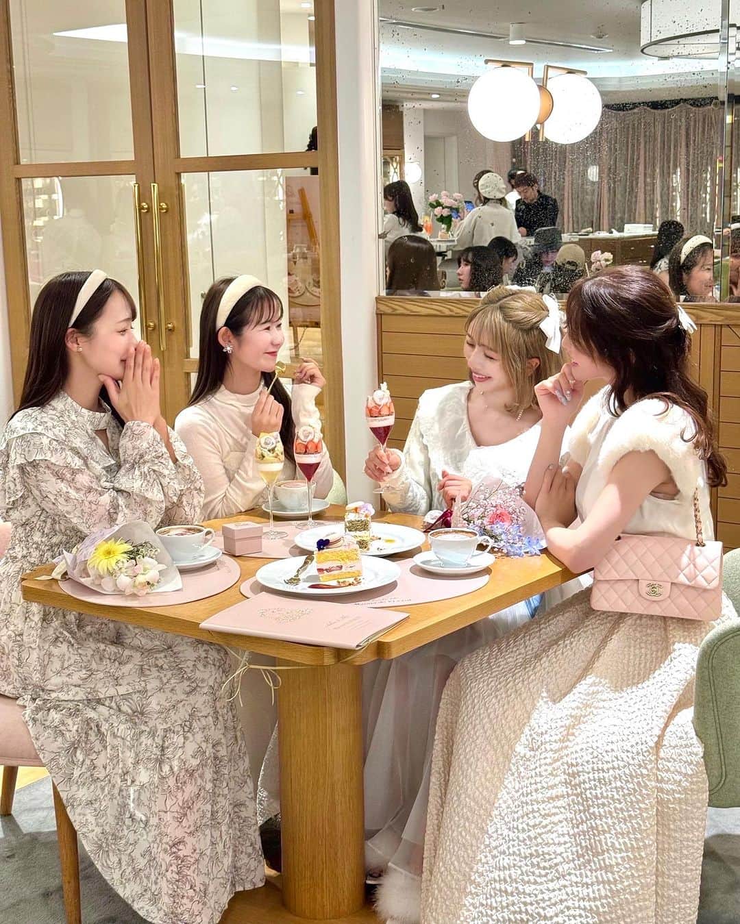エリンコさんのインスタグラム写真 - (エリンコInstagram)「💐 ♡Maison de FLEUR 10ème anniversare♡ . -Maison de FLEUR PASSAGE- の レセプションパーティーにお邪魔してきたよ🍰 . お花がドレスコードで みんなお花がどこかに入ってるよ💐 . 1-3枚目は @takumishinoda さんが 撮ってくれてとってもお気に入り📸 . カフェもショッピングブースもドレスブースも 細かいところまでこだわりが詰まっていて とっても素敵すぎた🥹🥹🥹🌈 @maisondefleur_press  . ヘアアクセサリー @boomeriiofficial  ニット @frunco.official  スカート @j1u_by_labelleetude  ミュール @meltthelady  . #maisondefleur #メゾンドフルール #maisondefleur10 #pr」10月20日 20時48分 - erinko0315