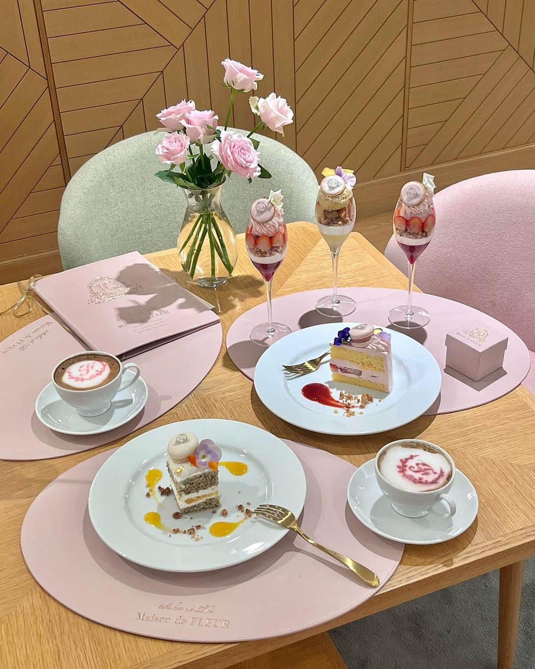 エリンコさんのインスタグラム写真 - (エリンコInstagram)「💐 ♡Maison de FLEUR 10ème anniversare♡ . -Maison de FLEUR PASSAGE- の レセプションパーティーにお邪魔してきたよ🍰 . お花がドレスコードで みんなお花がどこかに入ってるよ💐 . 1-3枚目は @takumishinoda さんが 撮ってくれてとってもお気に入り📸 . カフェもショッピングブースもドレスブースも 細かいところまでこだわりが詰まっていて とっても素敵すぎた🥹🥹🥹🌈 @maisondefleur_press  . ヘアアクセサリー @boomeriiofficial  ニット @frunco.official  スカート @j1u_by_labelleetude  ミュール @meltthelady  . #maisondefleur #メゾンドフルール #maisondefleur10 #pr」10月20日 20時48分 - erinko0315