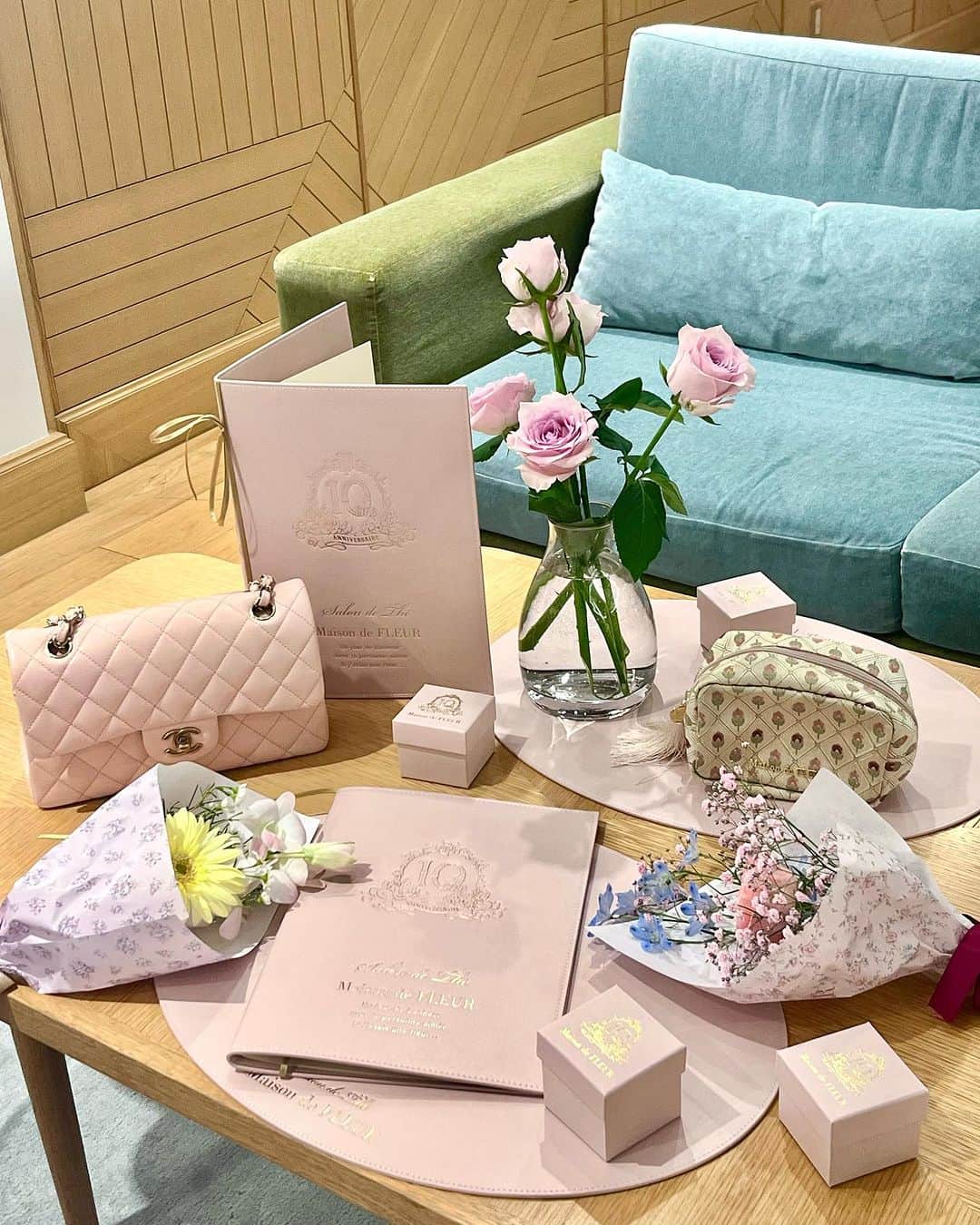 エリンコさんのインスタグラム写真 - (エリンコInstagram)「💐 ♡Maison de FLEUR 10ème anniversare♡ . -Maison de FLEUR PASSAGE- の レセプションパーティーにお邪魔してきたよ🍰 . お花がドレスコードで みんなお花がどこかに入ってるよ💐 . 1-3枚目は @takumishinoda さんが 撮ってくれてとってもお気に入り📸 . カフェもショッピングブースもドレスブースも 細かいところまでこだわりが詰まっていて とっても素敵すぎた🥹🥹🥹🌈 @maisondefleur_press  . ヘアアクセサリー @boomeriiofficial  ニット @frunco.official  スカート @j1u_by_labelleetude  ミュール @meltthelady  . #maisondefleur #メゾンドフルール #maisondefleur10 #pr」10月20日 20時48分 - erinko0315