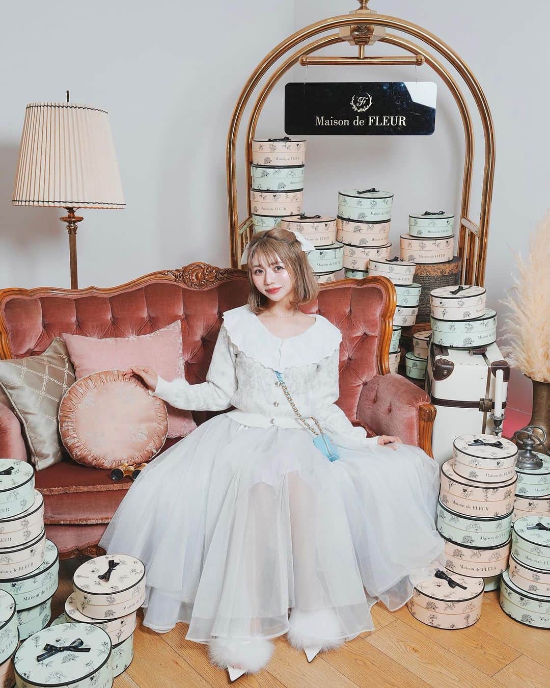 エリンコさんのインスタグラム写真 - (エリンコInstagram)「💐 ♡Maison de FLEUR 10ème anniversare♡ . -Maison de FLEUR PASSAGE- の レセプションパーティーにお邪魔してきたよ🍰 . お花がドレスコードで みんなお花がどこかに入ってるよ💐 . 1-3枚目は @takumishinoda さんが 撮ってくれてとってもお気に入り📸 . カフェもショッピングブースもドレスブースも 細かいところまでこだわりが詰まっていて とっても素敵すぎた🥹🥹🥹🌈 @maisondefleur_press  . ヘアアクセサリー @boomeriiofficial  ニット @frunco.official  スカート @j1u_by_labelleetude  ミュール @meltthelady  . #maisondefleur #メゾンドフルール #maisondefleur10 #pr」10月20日 20時48分 - erinko0315