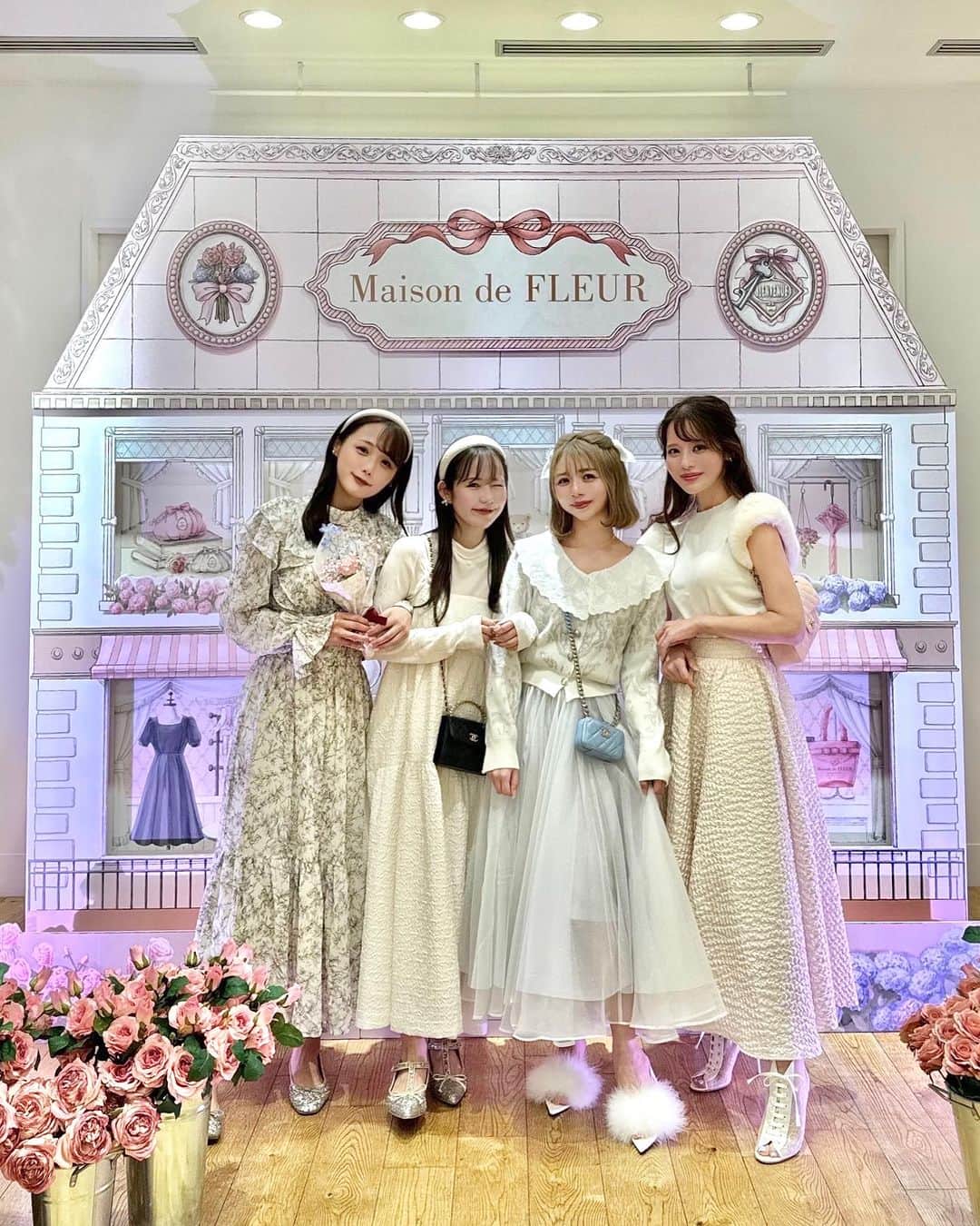 エリンコさんのインスタグラム写真 - (エリンコInstagram)「💐 ♡Maison de FLEUR 10ème anniversare♡ . -Maison de FLEUR PASSAGE- の レセプションパーティーにお邪魔してきたよ🍰 . お花がドレスコードで みんなお花がどこかに入ってるよ💐 . 1-3枚目は @takumishinoda さんが 撮ってくれてとってもお気に入り📸 . カフェもショッピングブースもドレスブースも 細かいところまでこだわりが詰まっていて とっても素敵すぎた🥹🥹🥹🌈 @maisondefleur_press  . ヘアアクセサリー @boomeriiofficial  ニット @frunco.official  スカート @j1u_by_labelleetude  ミュール @meltthelady  . #maisondefleur #メゾンドフルール #maisondefleur10 #pr」10月20日 20時48分 - erinko0315