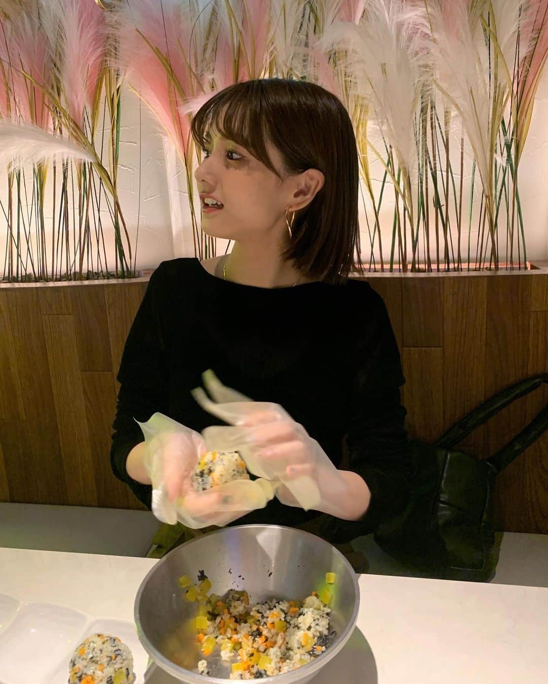 櫻井紗季さんのインスタグラム写真 - (櫻井紗季Instagram)「🍙 ボウルで大胆に出てきたからとりあえず混ぜてみた。笑  これに天かすと麺つゆ入れて作るおにぎり一時ハマってたんだけど、美味しいのよ〜〜🤭  #韓国料理屋 #チュモッパ   #韓国グルメ #渋谷ランチ #韓国行きたい」10月20日 20時48分 - saki_sakurai_official