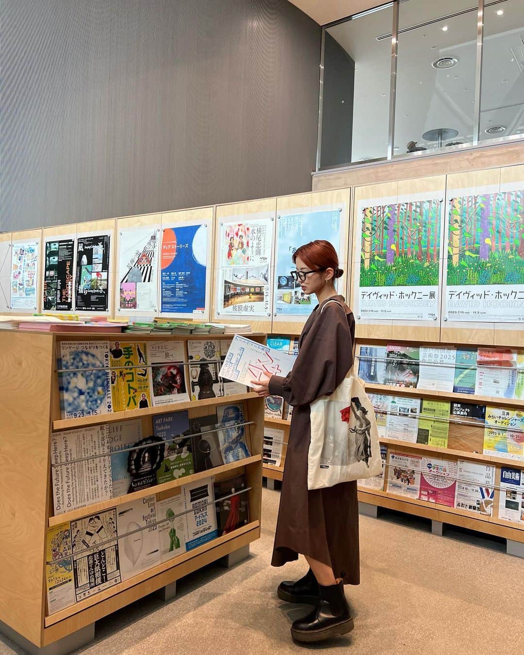 鈴本美愉のインスタグラム：「. ずっと作りたかった形のシャツワンピ。 春か秋に出したいなーと思って何度か修正を経て、やっと今季発売することができたアイテム🫶 ボリュームのあるシルエットだけど、Vネックでスッキリ見えるようにしたのもポイント🌷 ウエストマークするのも◎  こだわりの詰まったV Neck Shirt Dress✨ BrownとBlueの2色展開です!ぜひ✌︎✌︎」