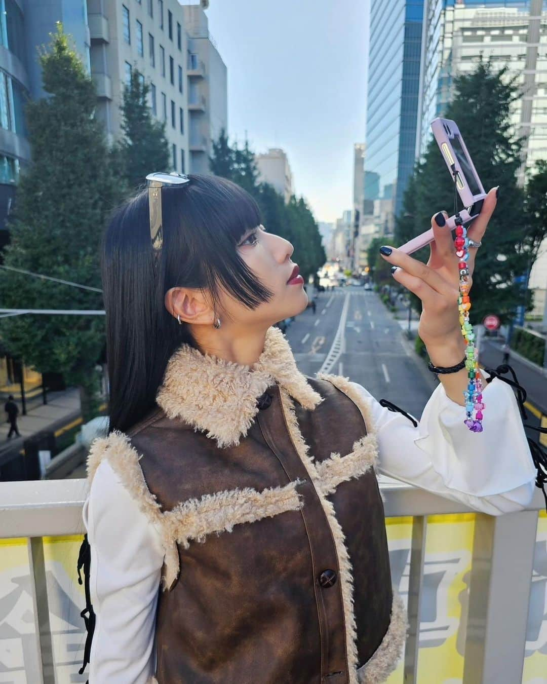 Hinaのインスタグラム：「ㅤㅤㅤㅤㅤㅤㅤㅤㅤㅤㅤㅤㅤ My Autumn OOTD with Galaxy Z Flip5!!🖤  コンパクトなスクエア型が可愛いGalaxy Z Flip5、 ケースとストラップをその日の気分でお洋服に合わせて変えて、 ファッションのアイテムのように使うのが楽しくて 大好きです！🥰 特にストラップは最近のマイブーム🌈  モードでストリートなお洋服の時は クリアケースで端末のミントを活かすんだけど、 この日はバッグなど小物をシルバーで統一にして アクセントにしたかったので、ストラップもシルバーで アクセサリー感覚にしてみたり  カジュアルなお洋服の時はケースのカラーも ストラップもカラフルにして、 コーデの差し色になるようにしてみたり🌈  Flip5を使ってると"何それ！可愛い！"と 声をかけてもらうことも多くて、嬉しいです☺︎  毎日必ず持っている携帯だからこそ、 ファッションと同じような感覚でその日の気分に合わせて カスタマイズするのがすごく楽しい！  みんなはこの写真だと どっちのスタイルがお気に入りですか？🌈 コメントで教えてね☺︎  #AD #TeamGalaxy #GalaxyZFlip5  #withGalaxy #Galaxyのある生活 #JoinTheFlipSide」