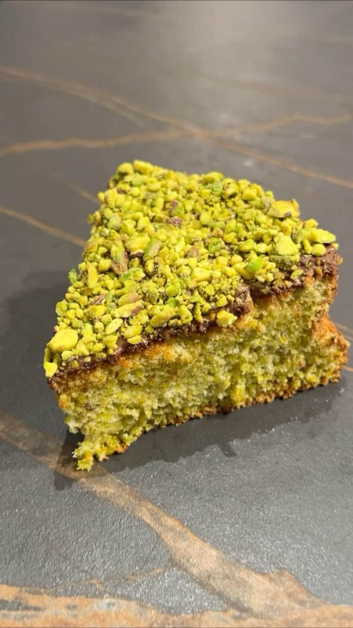 DOMINIQUE ANSEL BAKERYのインスタグラム：「Pistachio Nutella Torta for this weekend’s special at @dominiqueanselworkshop in Flatiron, a soft fluffy pistachio cake topped with creamy Nutella, crunchy chopped pistachios, and a sprinkle of Maldon sea salt to finish (bonus: it’s naturally gluten-free too, as we use pistachio flour to give it a light and airy texture.) Here in Flatiron today through Sunday only.」