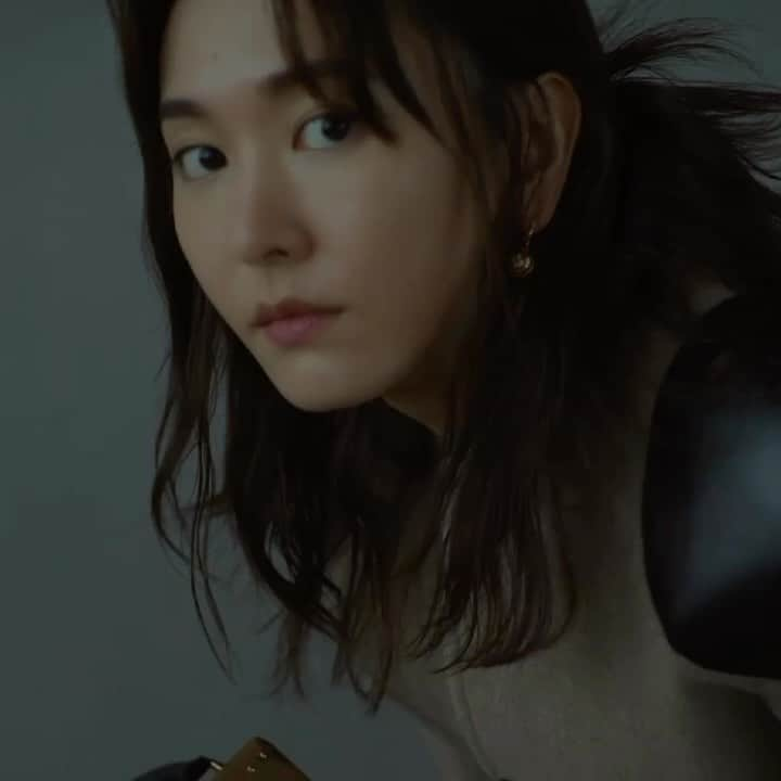 新垣結衣（ファンアカウント）のインスタグラム：「louis vuitton with yui aragaki  新垣結衣が体現するルイ・ヴィトンのニューフレンチシック vol.1  #yuiaragaki #louisvuitton  #新垣結衣」