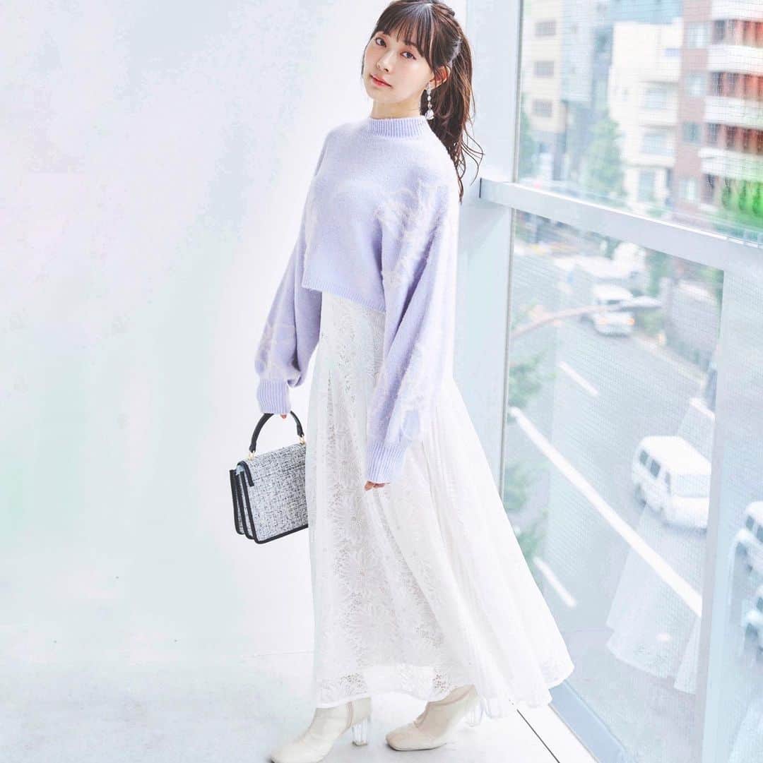 MERCURYDUOのインスタグラム：「《 WEB CATALOG INFO 》  ㅤ ✔️10.20(FRI)release!! #渡辺美優紀 さんが着るMERCURYDUOの新作コレクション公開！  “When you're ready”  上品さ漂う千鳥柄のニットワンピースに あえてオーバーサイズのジャケットを羽織ったり、  光沢感が上品な花柄スカートに さり気ない肌見せニットを合わせたコーディネートなど、  気取らないフェミニンスタイルを提案します。  このWEBマガジンだけに魅せてくれた、 渡辺美優紀さんのナチュラルな着こなしと愛くるしい表情は必見です。  ㅤ #RUNWAYchannel にて特集ページUP！ 渡辺美優紀さん着用アイテムを全店舗・WEBにて販売開始！  ———————————————  人気スタッフのコーディネートはこちら ▶︎ @mercuryduo_stylingㅤㅤㅤㅤㅤㅤ  #MERCURYDUO #マーキュリーデュオ #mercuryduo_watanabemiyuki #RUNWAYchannel #渡辺美優紀 #みるきー #ちゃぷ民  ———————————————」