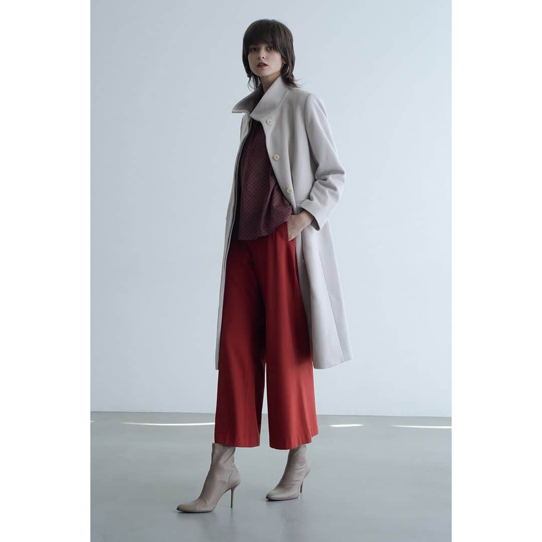 NARACAMICIE Japanのインスタグラム：「2023 Winter Collection  COAT　30-32-26-707 スタンドカラーコート  BLOUSE　10-32-01-056 クロバー幾何プリントスタンドネックブラウス 11月入荷予定  PANTS 30-32-09-629 コスミカルウォームフレアパンツ  ※入荷時期は変更になる場合がございます。  新作は @naracamicie_jp プロフィールURLからチェック！  #ナラカミーチェ #2023autumn #2023aw #2023秋 #2023秋冬」