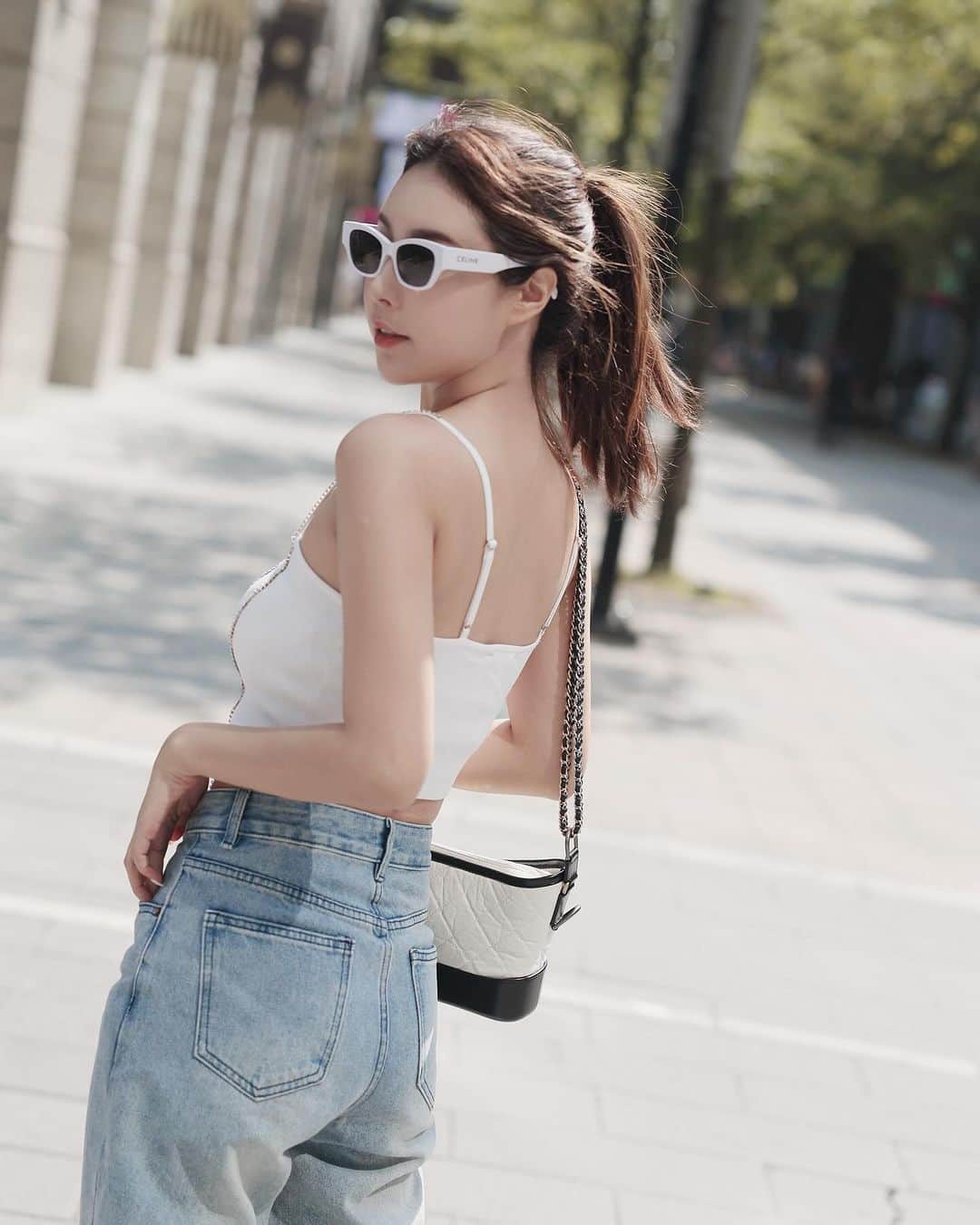 夏晴のインスタグラム：「偶爾享受陽光的美好 你們喜歡這種風格的我嗎？  攝影 @neoplayer0604」