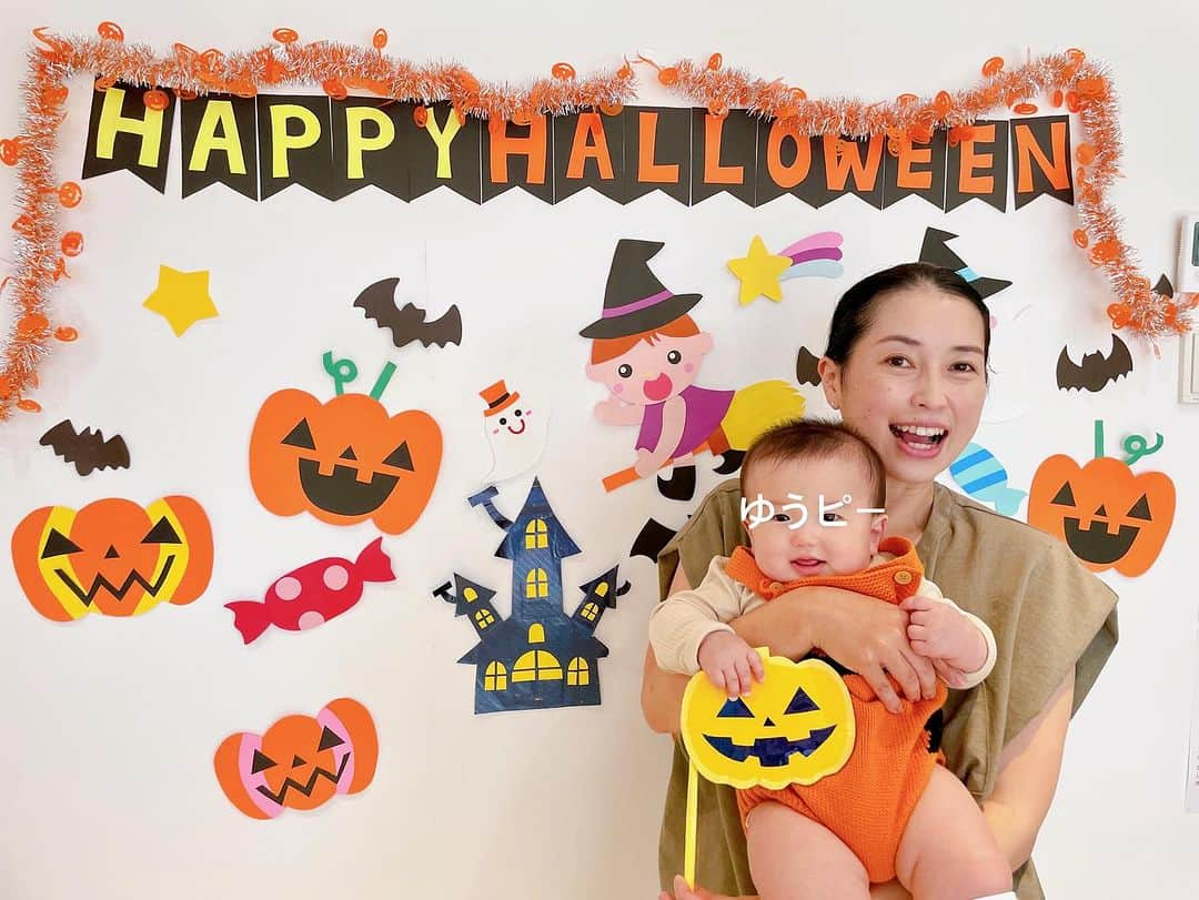 美甘子さんのインスタグラム写真 - (美甘子Instagram)「今日はおでかけ広場でハロウィン🎃イベント。 手作りオモチャやお菓子をもらったり、おばけ👻の歌と手遊びや大きな絵本も。ママさん達とも顔見知りになって、子ども達が猫ちゃんになったり、カボチャの衣装着てたりで可愛かった。スタッフさんの壁の製作物も可愛い😍 ゆうピーはるピーもカボチャのニットのサロペットで参加しました☺️縦の写真もこの後記念に載せます。  #ゆうピーはるピー #ハロウィン #おでかけ広場 #世田谷区」10月20日 20時54分 - rekish_mikako