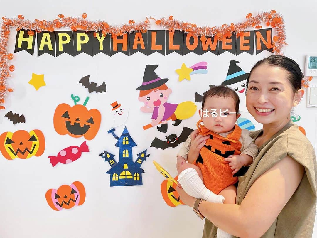 美甘子さんのインスタグラム写真 - (美甘子Instagram)「今日はおでかけ広場でハロウィン🎃イベント。 手作りオモチャやお菓子をもらったり、おばけ👻の歌と手遊びや大きな絵本も。ママさん達とも顔見知りになって、子ども達が猫ちゃんになったり、カボチャの衣装着てたりで可愛かった。スタッフさんの壁の製作物も可愛い😍 ゆうピーはるピーもカボチャのニットのサロペットで参加しました☺️縦の写真もこの後記念に載せます。  #ゆうピーはるピー #ハロウィン #おでかけ広場 #世田谷区」10月20日 20時54分 - rekish_mikako