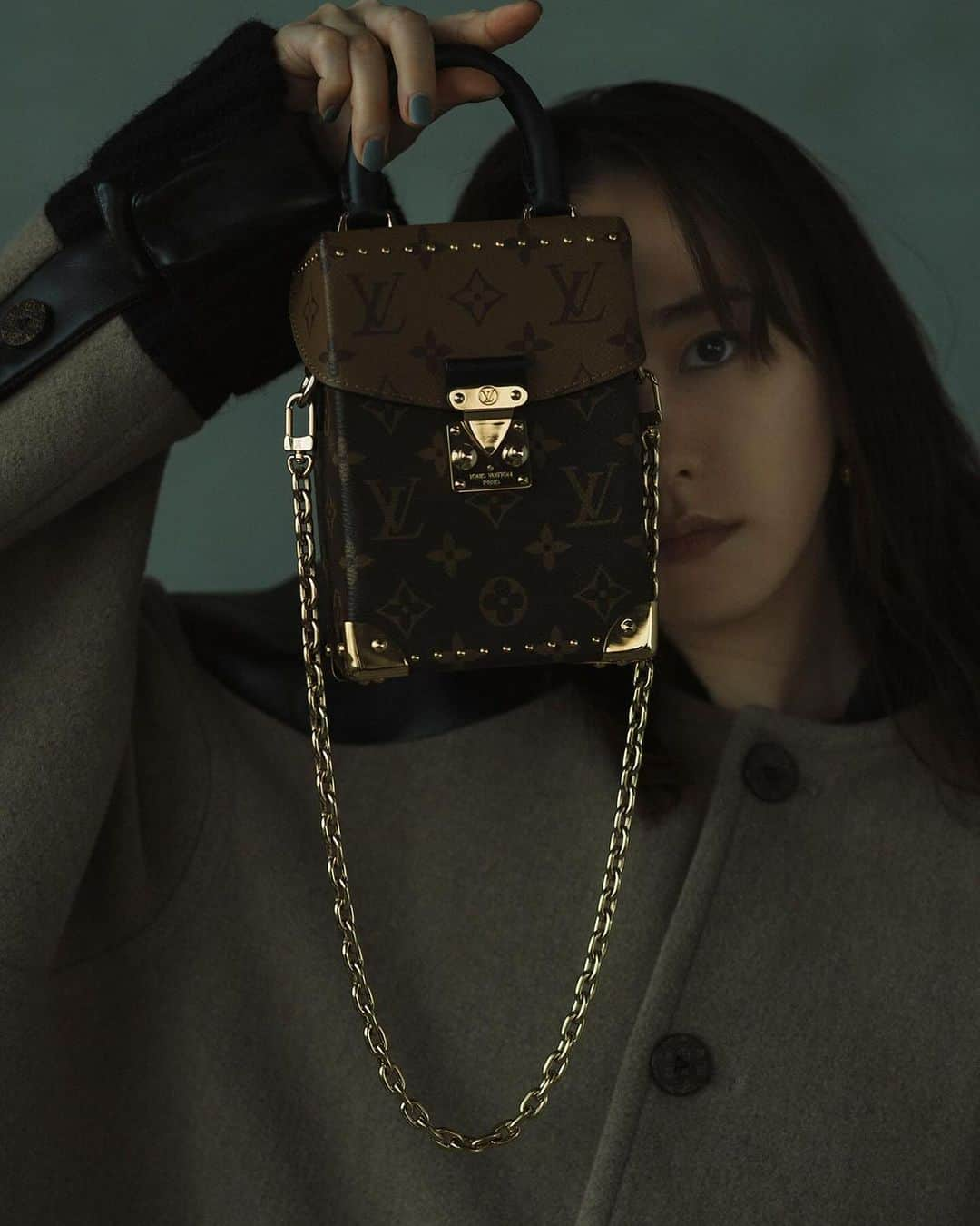 新垣結衣（ファンアカウント）のインスタグラム：「louis vuitton with yui aragaki  新垣結衣が体現するルイ・ヴィトンのニューフレンチシック vol.1  - fashionpost  #yuiaragaki #louisvuitton  #新垣結衣」