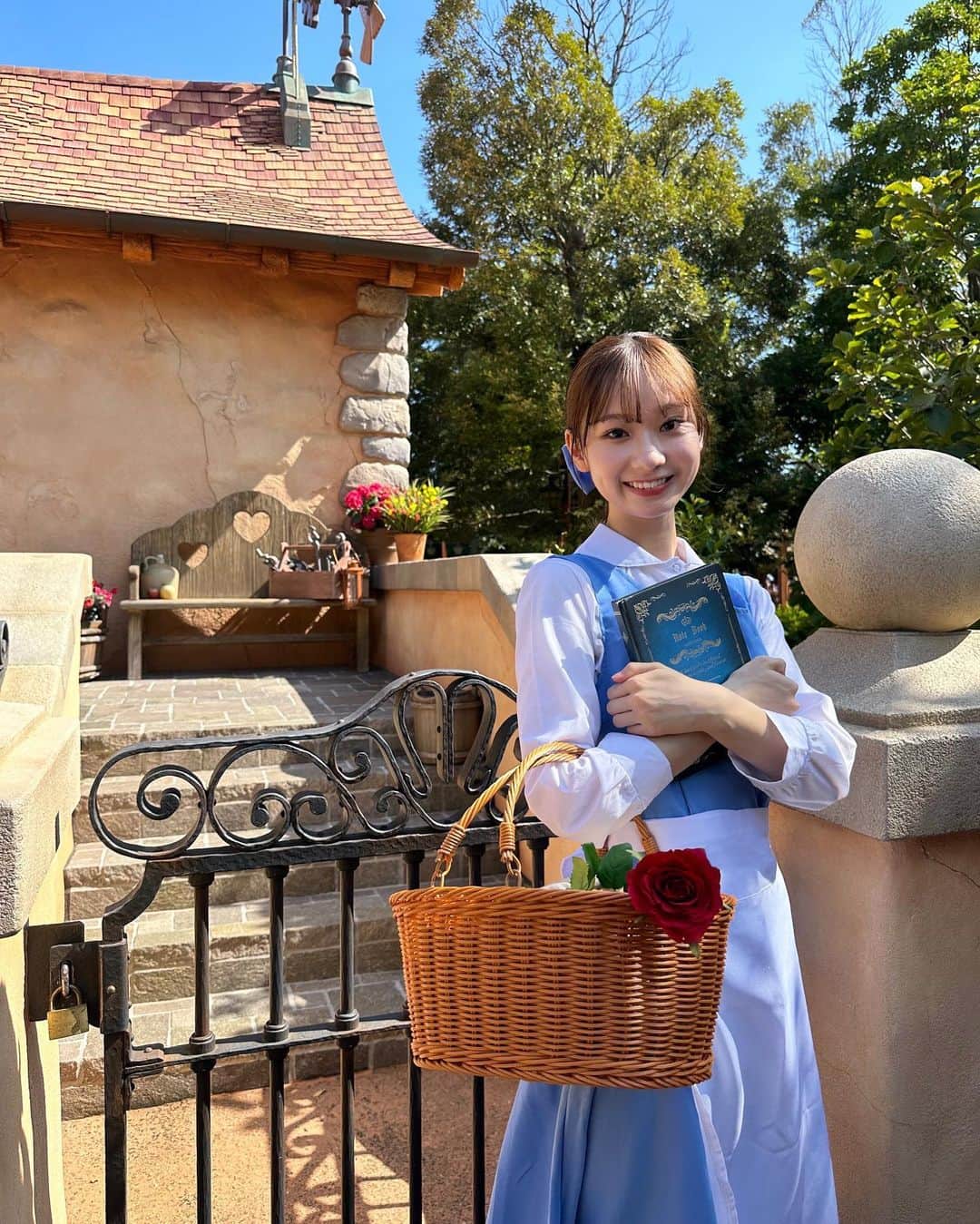 田邉彩香のインスタグラム：「ルフウズのアップルチュロスが1番美味しい🍎😋  #ディズニーランド #dハロ #dハロ仮装 #美女と野獣 #町ベル」