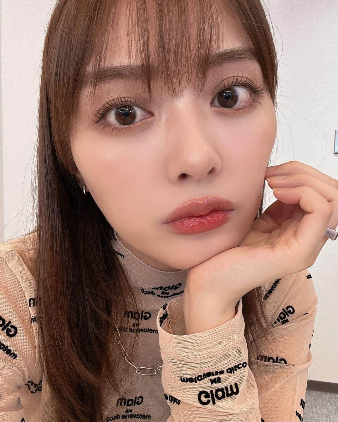 内田理央のインスタグラム：「毎日メイク？レギュラーメイク？ 最近アップデートしたのでYouTube撮りました✌️❤️  リップめっかわです。  ぜひ見てね #だーりおchannel」