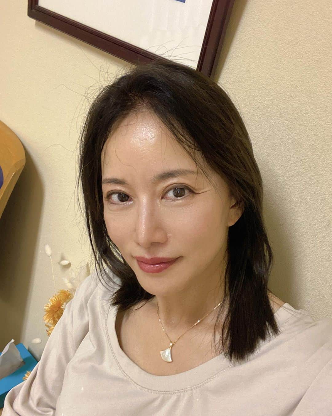 のインスタグラム：「明日はレビューの振付の稽古なので、その前に身体のメンテナンスに来ています。 ここはとある治療院、まゆみ先生の施術待ち。 ついでに小顔にしてもらおう😊」
