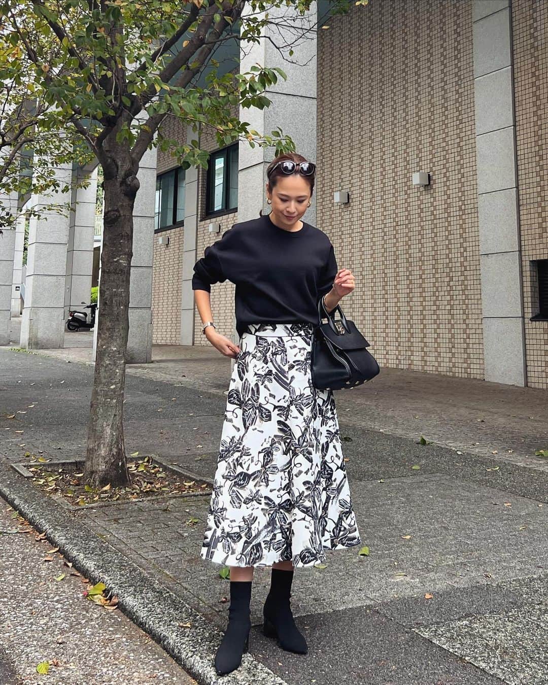 のインスタグラム：「#outfit . . いつものモノトーンコーデに珍しく柄物をプラスしてみたら、とても好きなコーデになりました😊  たっぷり分量のあるジャガード生地に、大柄のフラワーモチーフ。 スウェットに合わせてカジュアルダウンさせたのがポイントです🫶🏻  Skirt... @anayi_official   #anayi #アナイ#エレガントコーデ#秋コーディネート#PR」