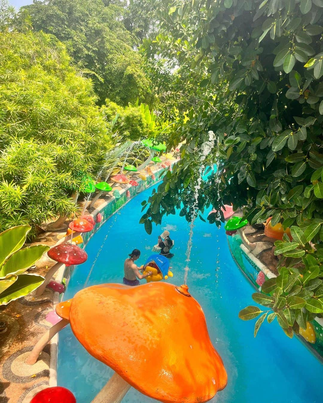 本間紗理奈さんのインスタグラム写真 - (本間紗理奈Instagram)「とりあえずホテルのプールを満喫🏊‍♀️ バーがあってプール入りながら アルコールを注入できます🍸w  そしてホテルのすぐ裏には海が！ 可愛いお城が作られてたよ🤍  #セブ島 #マクタン島 #セブ島旅行  #マクタン島旅行 #jparkislandresort  #jparkislandresortandwaterpark  #jparkislandresortandwaterparkcebu  #マクタン島ホテル」10月20日 20時58分 - sarinaaaaa_h