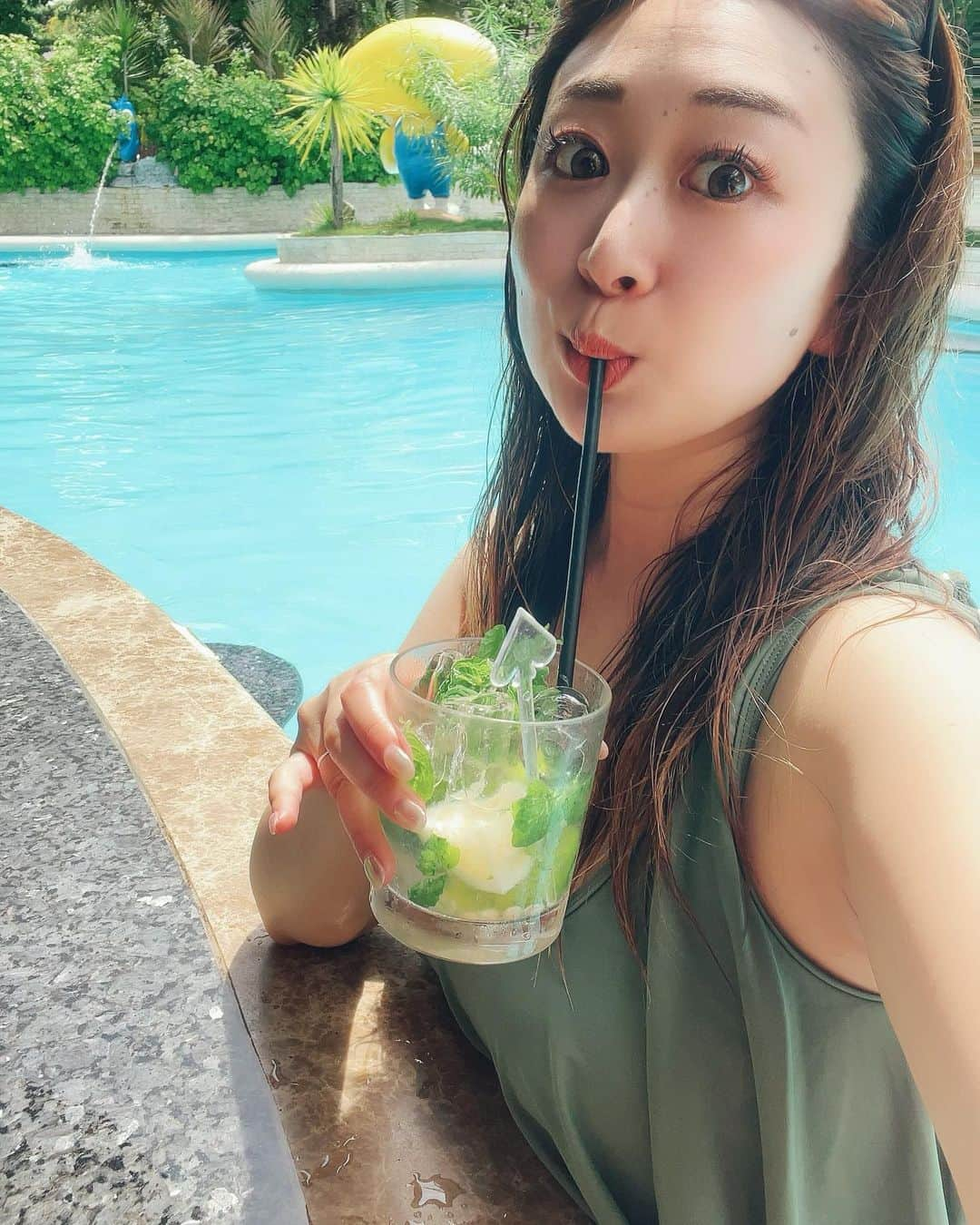 本間紗理奈のインスタグラム：「とりあえずホテルのプールを満喫🏊‍♀️ バーがあってプール入りながら アルコールを注入できます🍸w  そしてホテルのすぐ裏には海が！ 可愛いお城が作られてたよ🤍  #セブ島 #マクタン島 #セブ島旅行  #マクタン島旅行 #jparkislandresort  #jparkislandresortandwaterpark  #jparkislandresortandwaterparkcebu  #マクタン島ホテル」