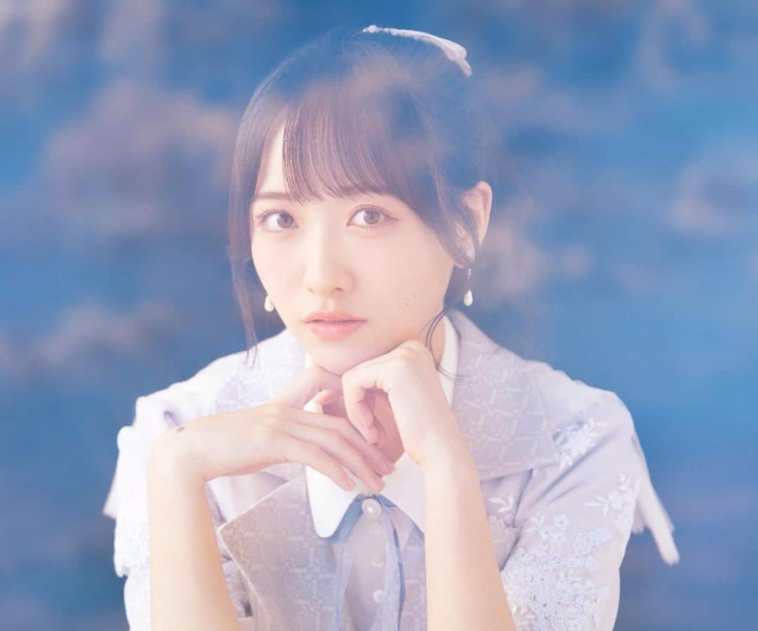 石田千穂のインスタグラム：「． 11月15日発売 10th single「君は何を後悔するのか？」 ソロアー写だよん」