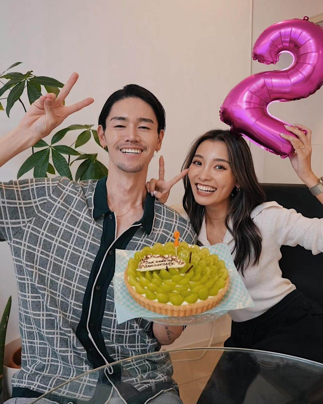 KANAMIのインスタグラム：「・ 10月20日の今日は、 結婚2年記念日 付き合って6年記念日を迎えました🥂🫧  365日24時間ほぼずっと一緒にいるけど ほんとに仲が良すぎるくらい仲良しです😂♡  結婚2周年の記念に フミくんが素敵なプレゼントをしてくれたんだけど みんなYouTube見てくれたかな？ 今日初めてサビ部分を聴いたんだけど、 涙が溢れそうになった🥲(我慢した笑) フミくんの作詞、ハジ→さんの作曲と歌声に鳥肌が止まらなかった😢💖  フミくん、ハジ→さん 私のために素敵な曲をありがとうございます😢🤍 明日の動画でどんな発表があるのかわからないけど 曲の完成が楽しみすぎる😩👍🏽  #結婚記念日 #愛で溢れすぎております #ケーキは大好きなキルフェボン」