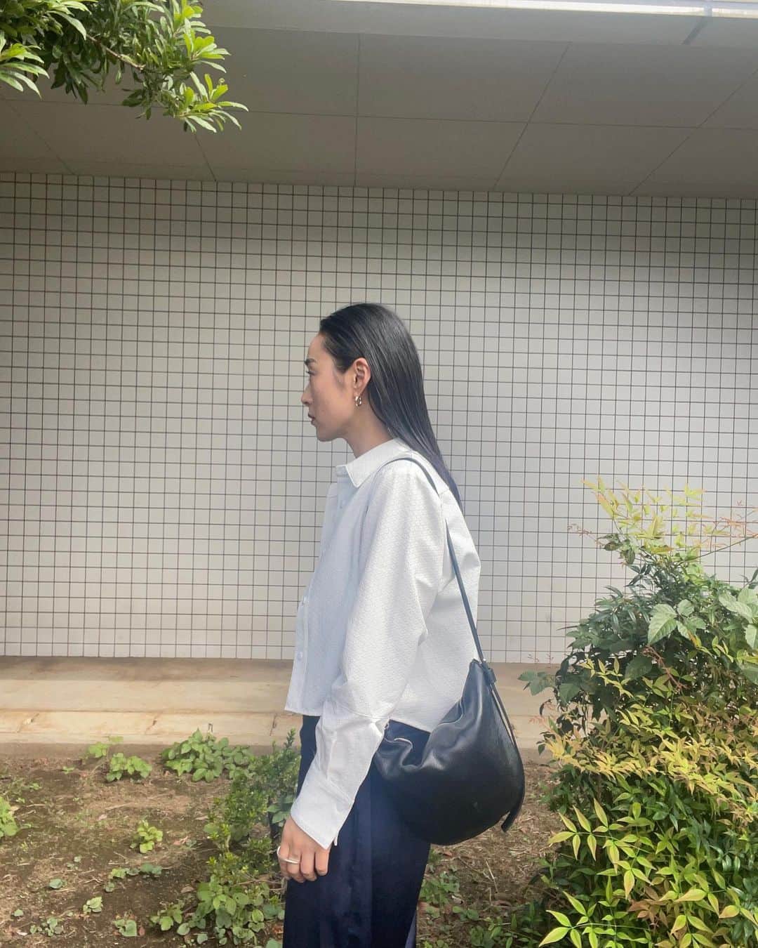 長屋なぎさのインスタグラム：「shirt : @meer._official  pants: @wray.jp   MEER.のシャツの生地もパターンも個性があってかわいい。 合わせはサテンパンツ。 サラッと力を抜いた感じにしたかったのです。  #155cm」