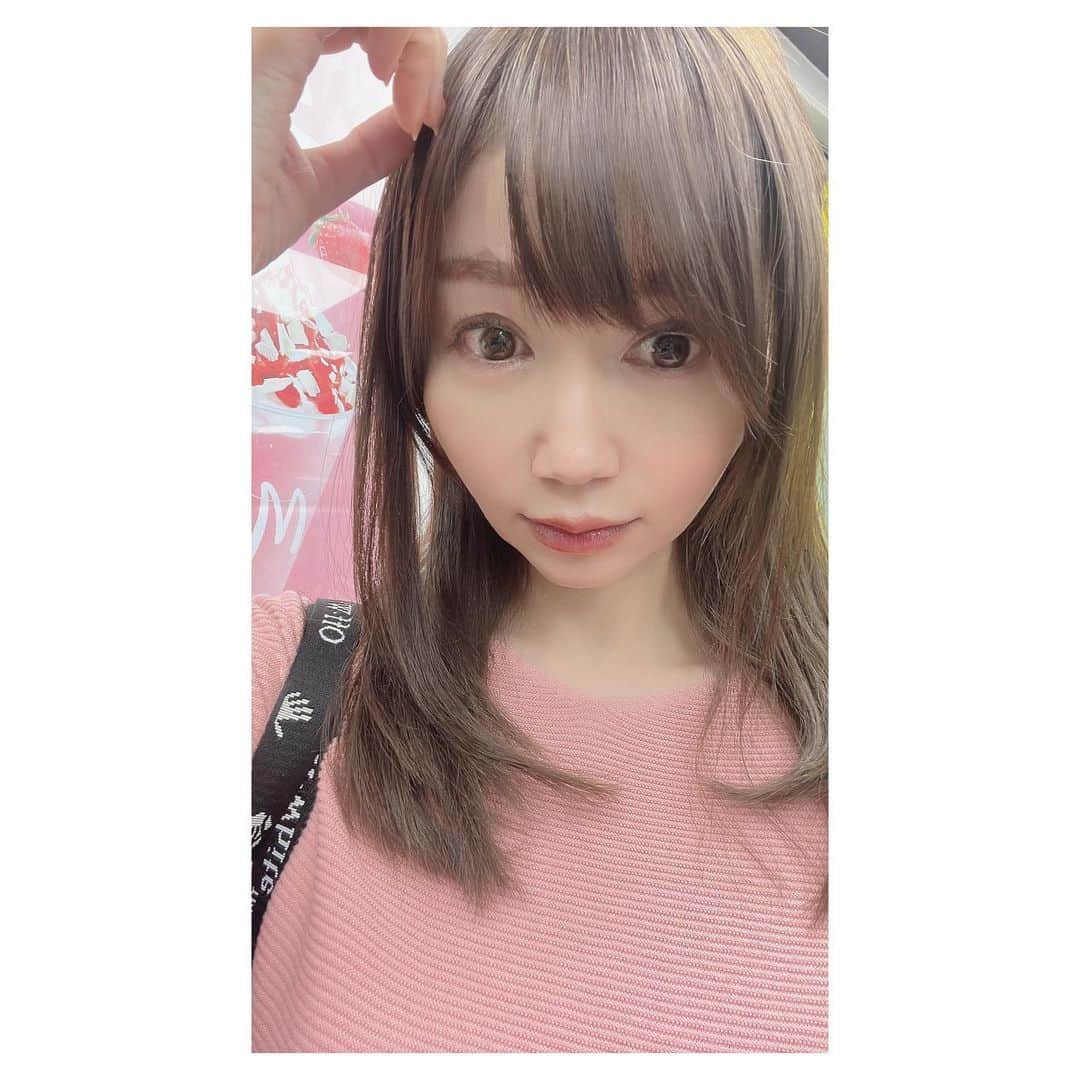 開高明日香さんのインスタグラム写真 - (開高明日香Instagram)「美容院帰り✂️  お仕事の兼ね合いで、東さんに相談して、前髪また少し変えてもらいました😉  あ。背景。 マック寄ったのバレた⁉️🙄  牛すき月見バーガーをどうしても食べてみたくて😛 モチモチバンズに、甘辛いタレと七味のピリ辛があいまって美味しかった🩷  #シースルー前髪は約一ヶ月半 #前髪 #マクドナルド #牛すき月見 #月見バーガー」10月20日 20時59分 - asukakaiko