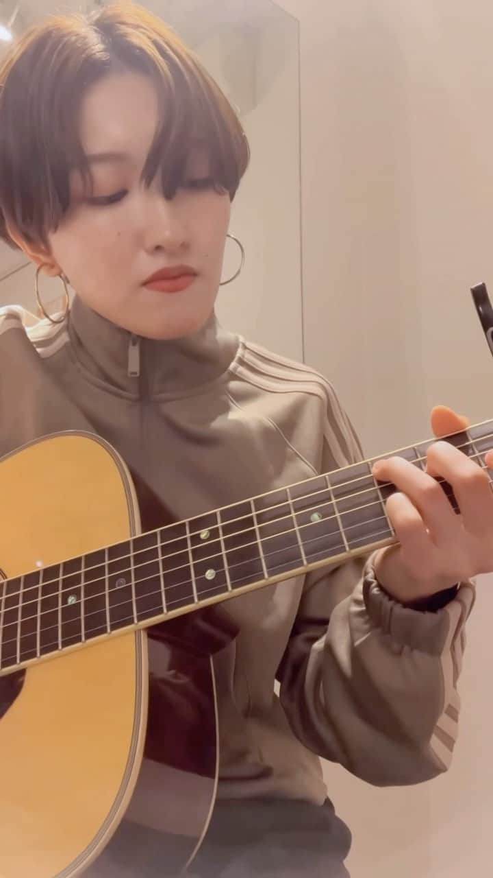 並木瑠璃のインスタグラム：「SIX LOUNGE 「リカ」アコギだけで弾いてみた。  #sixlounge#リカ#ギター#ギタリスト#ギター女子」
