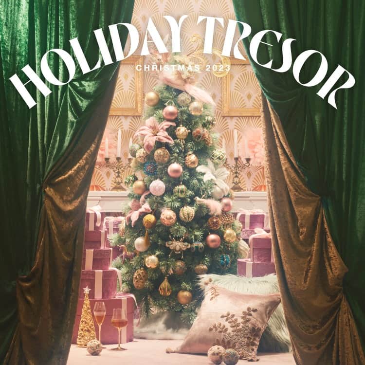 Francfrancのインスタグラム：「2023 Christmas Collection 「HOLIDAY TRESOR（ホリデー トレゾール）」がスタート！🔔🎄  Francfranc 2023 Christmas Collection のテーマは「HOLIDAY TRESOR」。  人が集い、誰もが刹那的に楽しさを味わうホリデーシーズンのパーティーは、とても開放的で豊かな雰囲気が漂います✨  「TRESOR」とはフランス語で「宝物」🎁  特別なシーズンだからこそ 煌びやかなデコレーションに、唯一無二のユニークなオブジェを思いのままにミックスすることで、 まるでその空間が「宝物」のような最高級のマイ・ラグジュアリーを演出し、独創的なスタイルを楽しむことができます🪅  「HOLIDAY TRESOR」では、ホリデーシーズンならではの非日常のヴォヤージュへ誘うクリスマスアイテムとコーディネートを提案🩷  ファッションのクチュールから着想を得たラグジュアリー感のあるテキスタイルや、メタリック、オーロラなどを用いた洗練されたアイテム、  オリエンタルムードのタッセルオーナメントを組み合わせたコーディネートで、Francfrancならではのトレンド感ある華やかで煌びやかなクリスマスコレクションをお届けします🎄✨  ラグジュアリーなデコレーション ホリデーシーズンを盛り上げるインテリアやテーブルウェア 華やかで高級感のあるギフトアイテムで 煌びやかで心高鳴るクリスマスをお楽しみください🎁✨  #francfranc #フランフラン #francfrancのある生活 #クリスマス #クリスマスツリー #オーナメント #クリスマス準備 #クリスマスオーナメント #クリスマスデコレーション #クリスマスインテリア #クリスマスプレゼント #ホリデーコレクション」