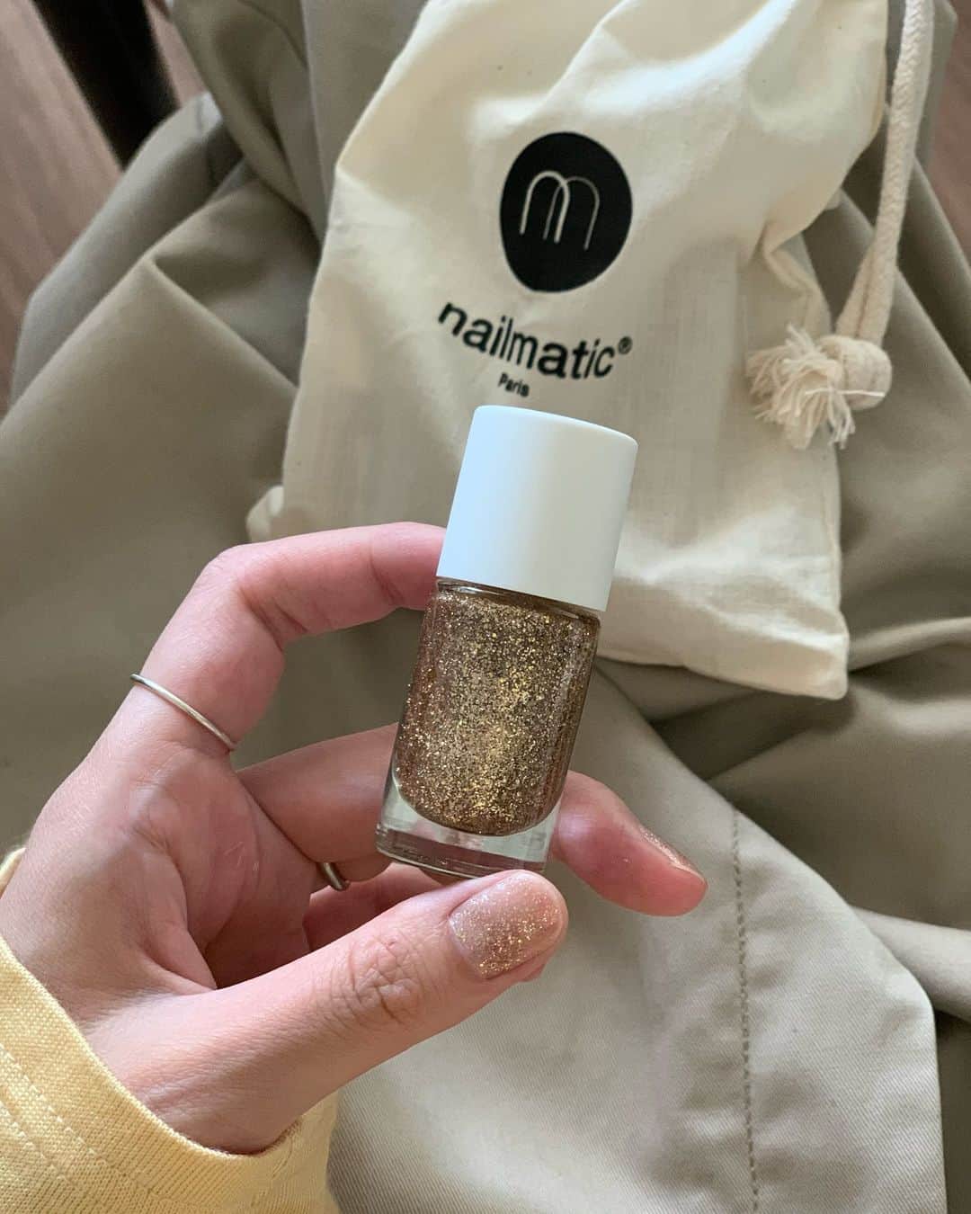 Shiho Sasakiのインスタグラム：「最近のお手元事情💅  フリーになってから 色々な所に顔を出す機会が増えたもので、ネイルは着る服に合わせて頻繁に変えたい欲が出てきて。 ここ最近はセルフネイル！  キラキラーとかうるうるーとかが マイブーム💎  #セルフネイル #ネイルポリッシュ」