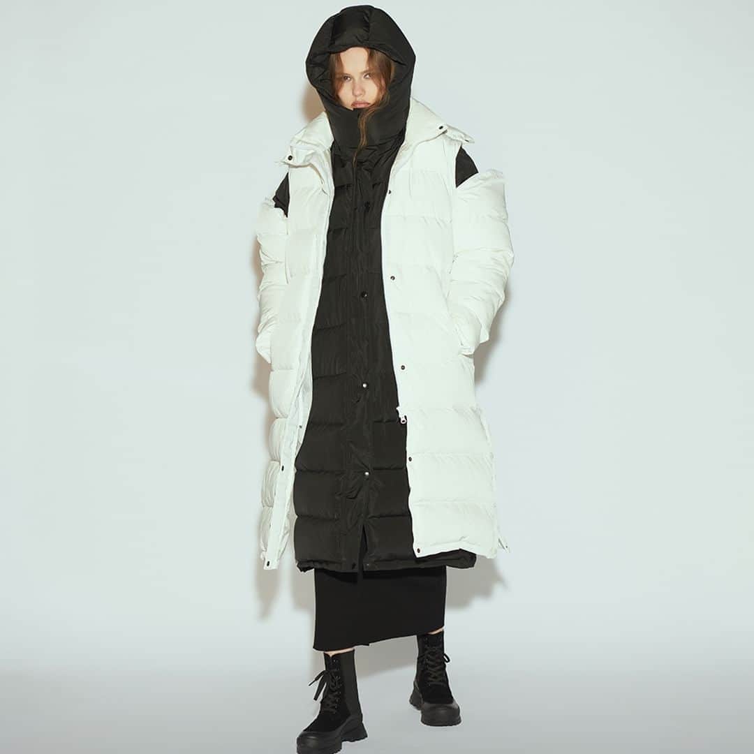 Double Standard Clothingのインスタグラム：「. NEW ARRIVAL 2023 WINTER COLLECTION  [OUTER] ESSENTIAL / ライトタフタロングダウンジャケット price. 61,600円(税込) color. オフ / ブラック size. 36 / 38  ------------------------------------------- #doublestandardclothing #tokyo #DSC #sov #dscessential #nightstore #2023winter #fashion #ootd」