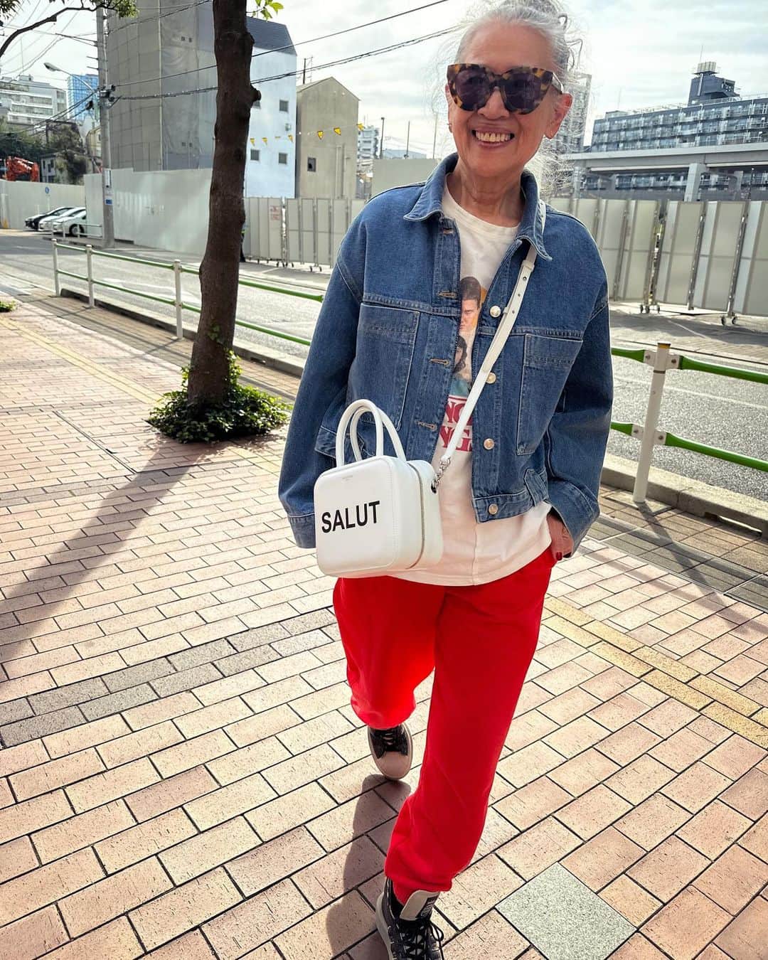 内藤朝美のインスタグラム：「💙🤍❤️ Have a nice weekend!  Denim Jacket : mango Track pants: @raeyofficial Bag: @michinoparis」