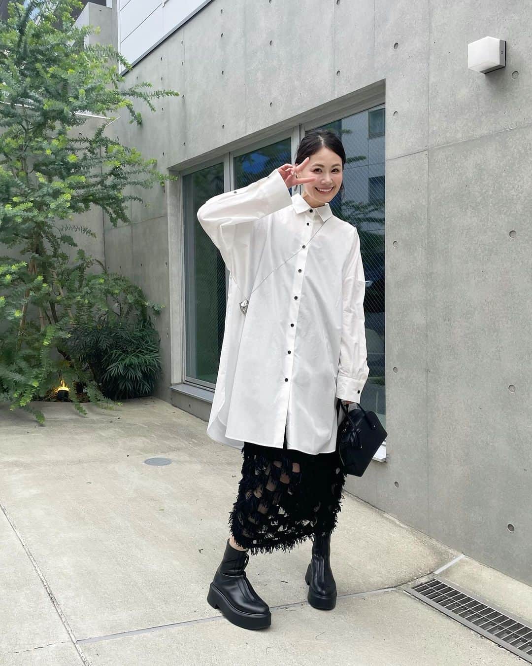 chinatsu614さんのインスタグラム写真 - (chinatsu614Instagram)「Oversized shirt and short boots all fall. #aewenmatoph #chicjoc #chicjoc_jp #therow #vasic #seadsmara #annikainez  ・ ・ ・  シャツもワンピもアクセも褒められて嬉しかった今日のコーデ✌︎  にっ❤︎✌︎」10月20日 21時02分 - chinatsu614