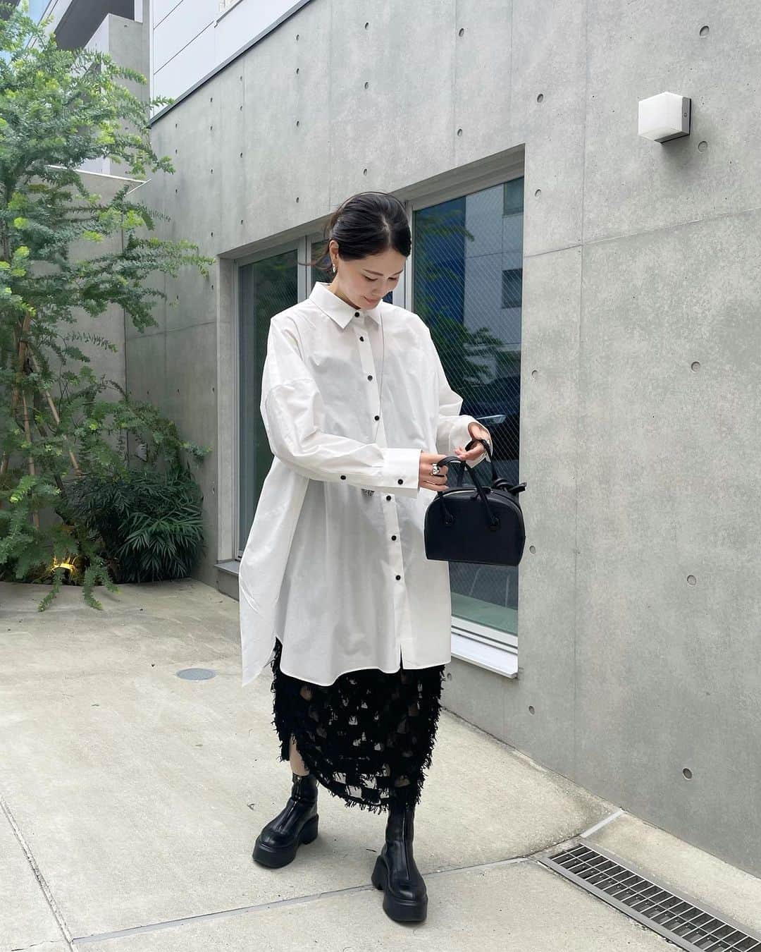 chinatsu614のインスタグラム：「Oversized shirt and short boots all fall. #aewenmatoph #chicjoc #chicjoc_jp #therow #vasic #seadsmara #annikainez  ・ ・ ・  シャツもワンピもアクセも褒められて嬉しかった今日のコーデ✌︎  にっ❤︎✌︎」