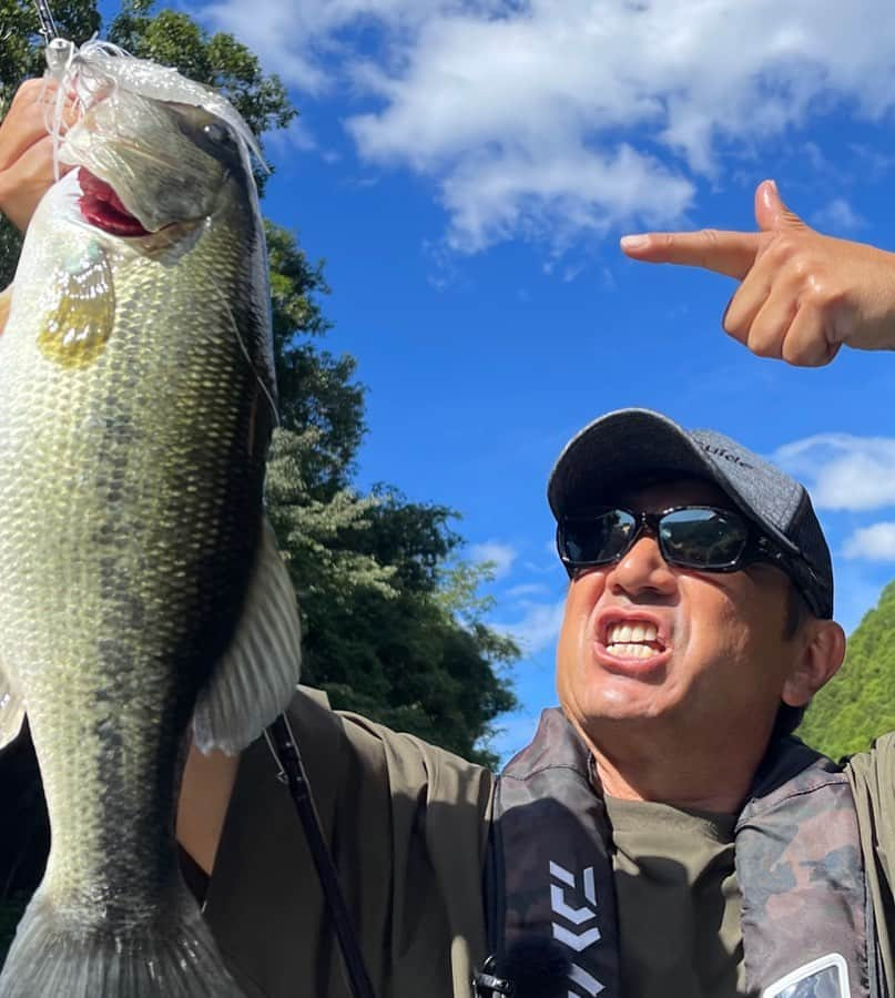 清水盛三のインスタグラム：「ちょー久しぶりにBigmama Fishing TVをYouTubeの方にアップしました⤴️  今回のフィールドはレンタルボートがある和歌山県合川ダム編です！！  スーパークリアレイクでパワーゲーム、パワーフィッシングが炸裂してます💪 ・ ・ ・ #bigmamafishingtv  #youtube  #和歌山県 #合川ダム #レンタルボート #パワーフィッシング #powerfishing  #パワーゲーム #エバーグリーン #evergreen #モード #modo #msmodo #ダイワ #daiwa #東レ #toray #東レモノフィラメント #ゼクー #zeque #モーターガイド #motorguide  #ベイトブレス #baitbreath #マーキュリー #pr」