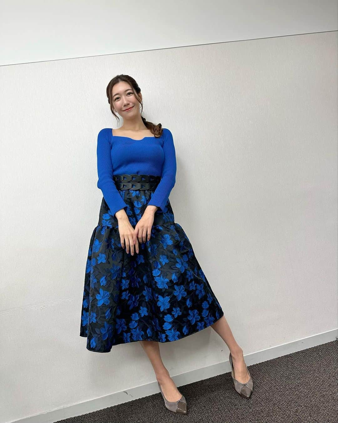 穂川果音さんのインスタグラム写真 - (穂川果音Instagram)「木曜アベプラ衣装👗  今日は広く雨となりましたね☔️ この週末にかけても北陸〜北日本は雨で標高の高い場所では雪となりそうです⛄️  👗雨の日対策に汚れが目立ちにくい黒っぽいボトムスコーデにしました！  tops&skirt→ @wildlily_daikanyama  #20度の日コーデ　#秋コーデ　#雨の日コーデ　#アベプラ　#気象予報士　#天気　#天気コーデ」10月20日 21時04分 - hokawakanonn