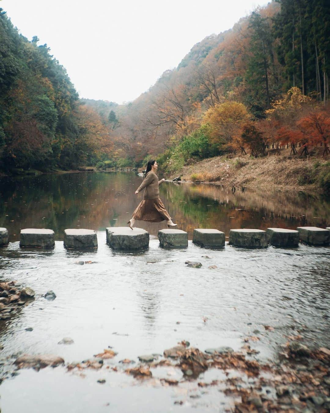 haru wagnusさんのインスタグラム写真 - (haru wagnusInstagram)「秋が一歩一歩深まっていく🍁 ㅤㅤㅤㅤㅤㅤㅤㅤㅤㅤㅤㅤㅤ ㅤㅤㅤㅤㅤㅤㅤㅤㅤㅤㅤㅤㅤㅤㅤㅤㅤㅤㅤㅤㅤㅤㅤㅤㅤㅤ 最近、急激に秋を感じ始め、マロンを食べたり、お芋を食べたり、七輪焼きやったり、何とかこの機会を逃さないように生きています。秋って本当に一瞬だからね…  ところでぼくは、秋といえばモンブランが大好きですが、皆さんは秋といえば何を食べたくなる？🌰 ㅤㅤㅤㅤㅤㅤㅤㅤㅤㅤㅤㅤㅤ #嵐山渓谷  #秋」10月20日 21時10分 - wagnus