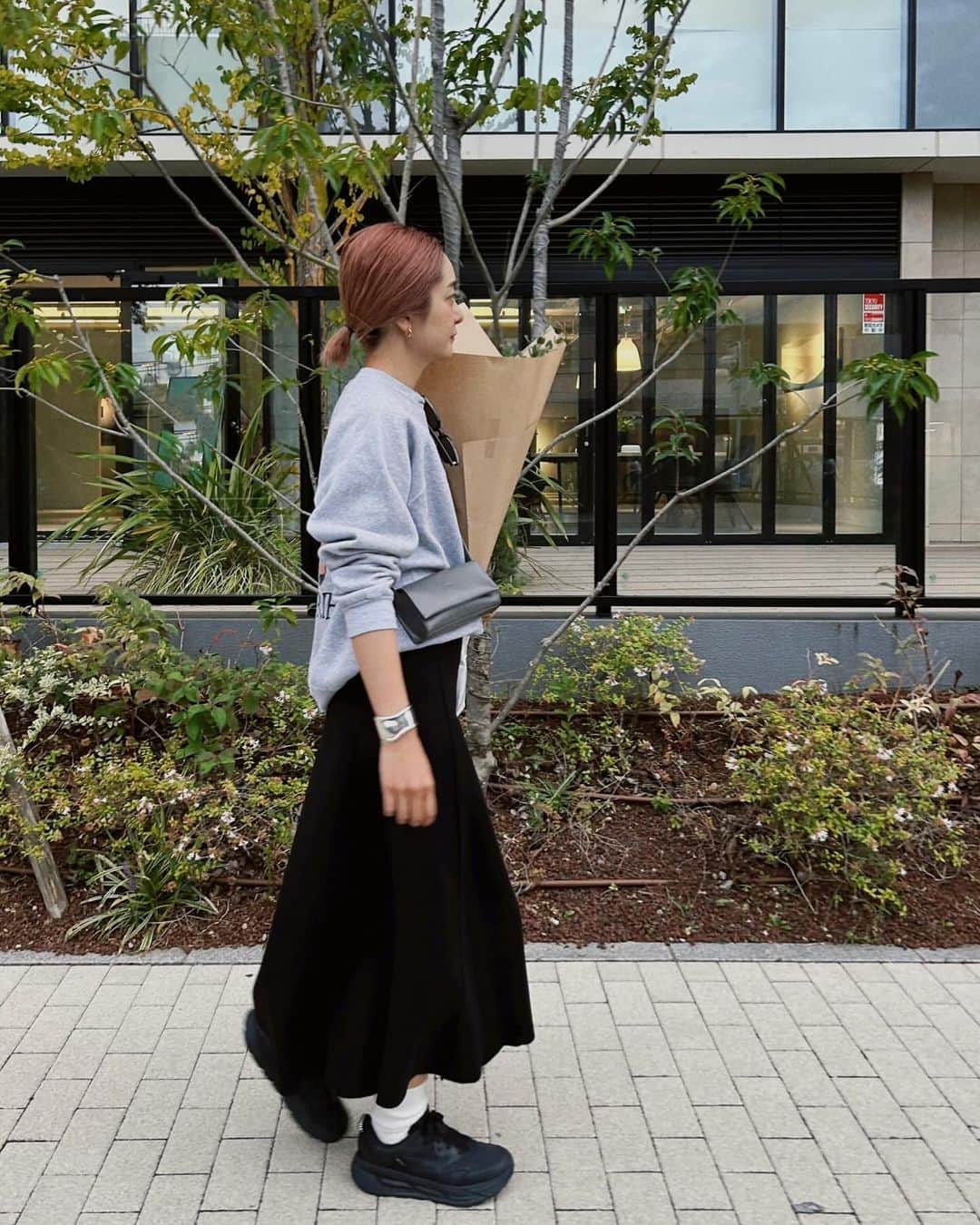のインスタグラム：「💐💐💐 ⁡ ⁡ #dayoff #sweatshirt #vintage #dress #zara #bangls #tiffany #bag #yahki #SHENERY #sneakers #hokaoneone #glasses #yinyear #fashion #styling」