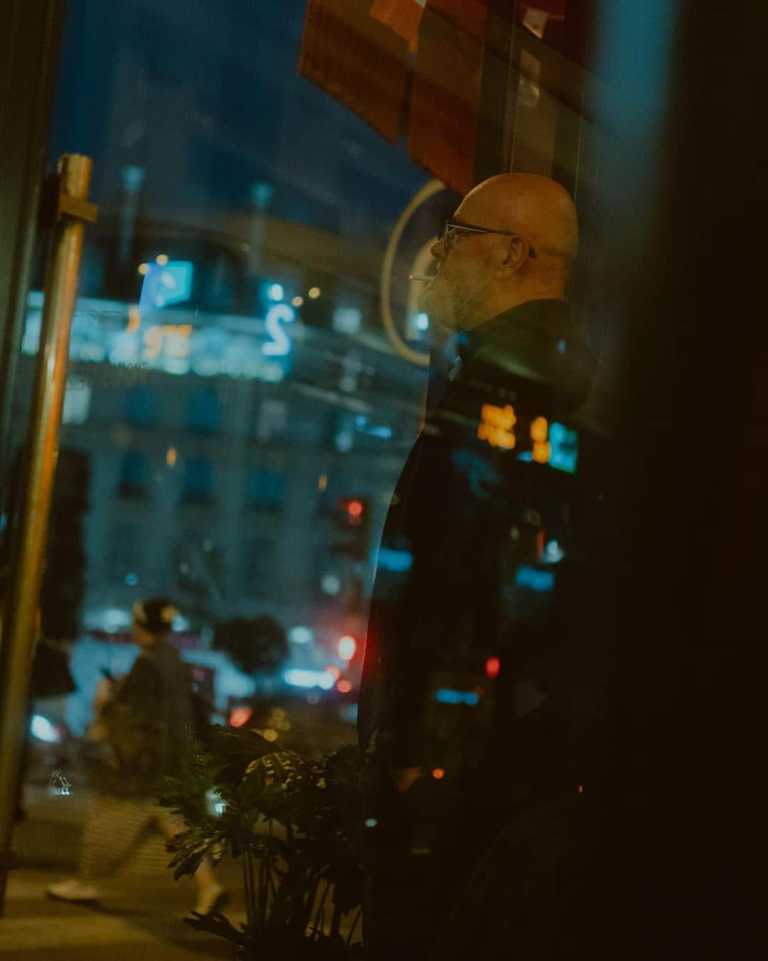 Putri Anindyaさんのインスタグラム写真 - (Putri AnindyaInstagram)「Hot and cold //   I’ve been doing streetphotography for 10 years. I remember the first time I did overseas. it was in Istanbul 2014. Couples really my fav subjects, the lone person, humans with stories, i just love to captured them. I like to see everything clear without bokeh and play with perspective and composition like I do with ricoh or when I use my 16-35mm canon with small aperture like F/5.6 and above.  I also love to take pics with my 35mm 1.4 sony and set it on big aperture F/2.8 and less.  Also i know lots of people thinking about consent but as long as you respect ur subject and didn’t have bad intention I think it’s ok. It’s always a sensitive topic but just respect the rules and ur subjects in each countries and you’ll be fine.   #nightphotography #streetphotography #streetclassics #paris #parisjetaime #parisienne #blackpromist」10月20日 21時11分 - puanindya