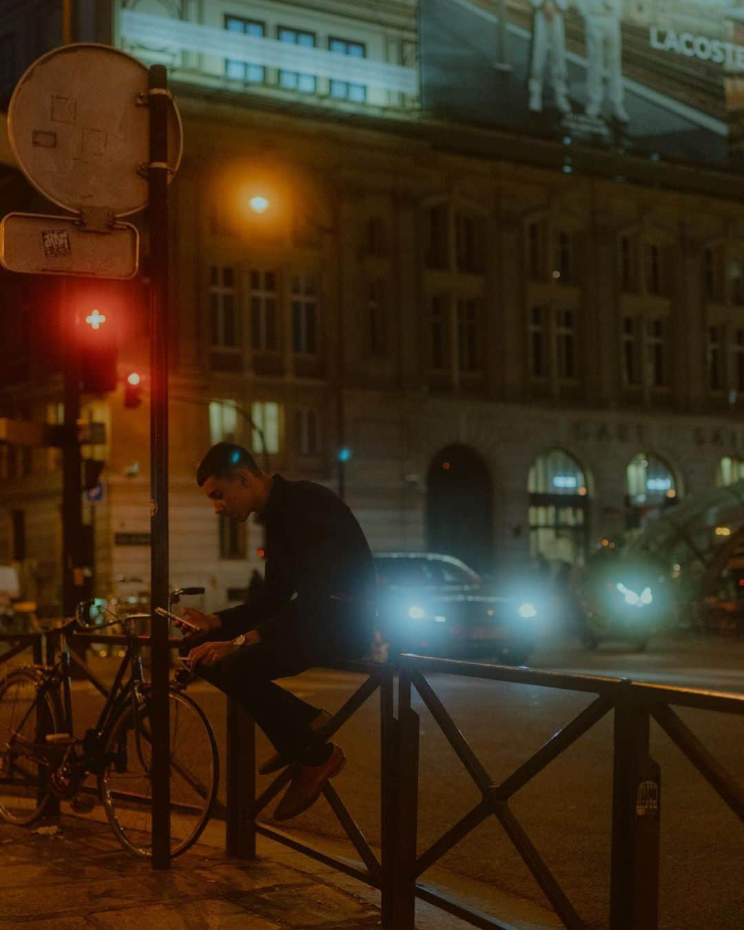 Putri Anindyaさんのインスタグラム写真 - (Putri AnindyaInstagram)「Hot and cold //   I’ve been doing streetphotography for 10 years. I remember the first time I did overseas. it was in Istanbul 2014. Couples really my fav subjects, the lone person, humans with stories, i just love to captured them. I like to see everything clear without bokeh and play with perspective and composition like I do with ricoh or when I use my 16-35mm canon with small aperture like F/5.6 and above.  I also love to take pics with my 35mm 1.4 sony and set it on big aperture F/2.8 and less.  Also i know lots of people thinking about consent but as long as you respect ur subject and didn’t have bad intention I think it’s ok. It’s always a sensitive topic but just respect the rules and ur subjects in each countries and you’ll be fine.   #nightphotography #streetphotography #streetclassics #paris #parisjetaime #parisienne #blackpromist」10月20日 21時11分 - puanindya
